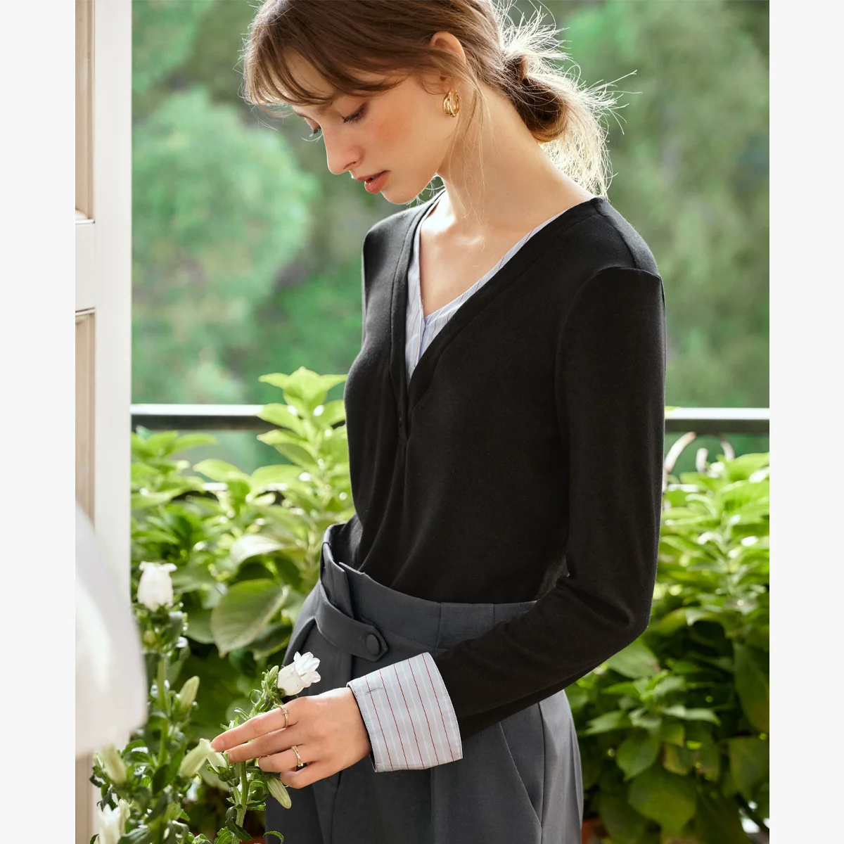 OLrain 2025 Spring New Contrasting Color Splicing Fake Two-piece V-neck Design Long-sleeved T-shirt Casual Simple Top M57CT96086