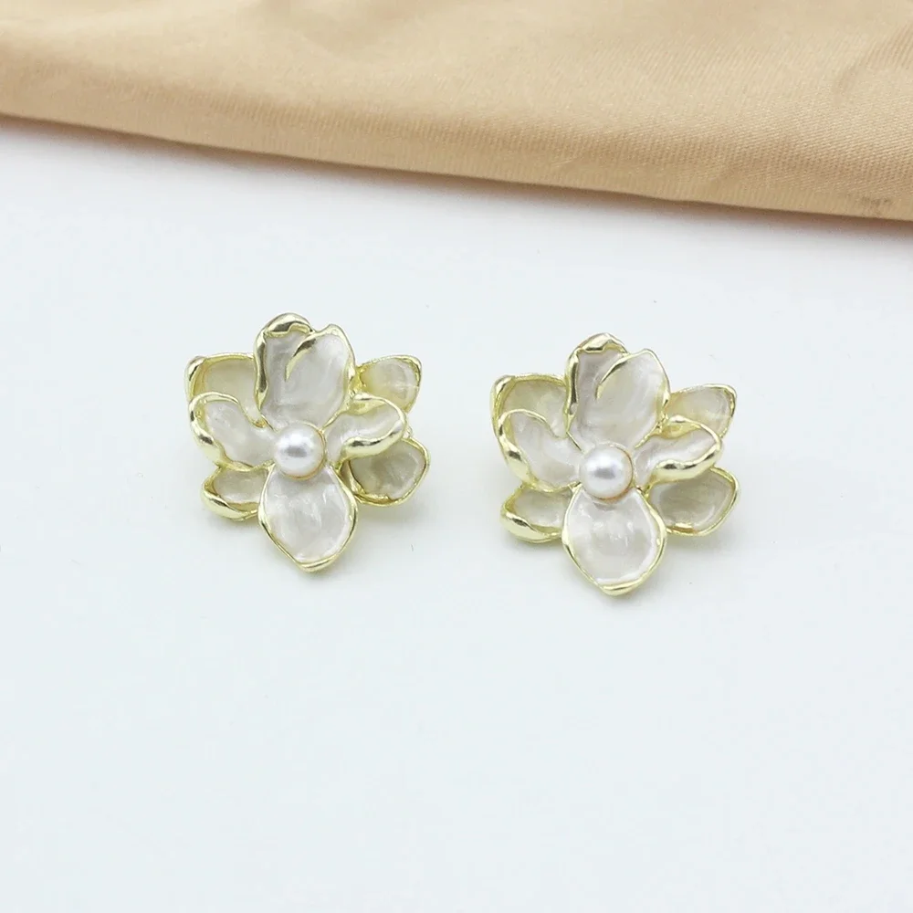 White Color Flower Imitation Pearl Stud Earring for Women Temperament Korean Design Trend Simple Cute Wedding  Jewelry Girl Gift