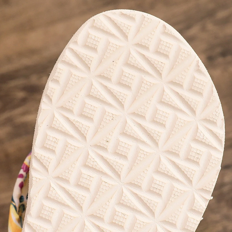 Tongs d'été à la mode pour femmes, sandales à talons compensés, pantoufles d'extérieur décontractées et antidérapantes, chaussures augmentant la hauteur, 2025