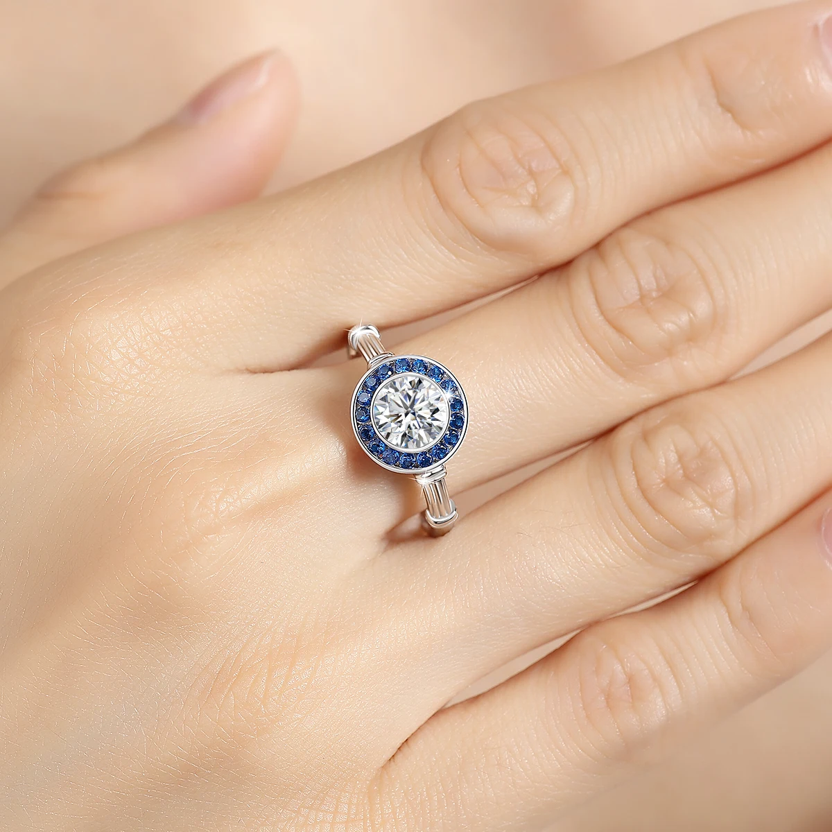 925er Sterlingsilber, 1 Karat, Rundschliff, VVS1, Moissanit, blauer Korund, Halo-Retro-Versprechensstil, geeignet für Damen-Verlobungsschmuck – Detail 5
