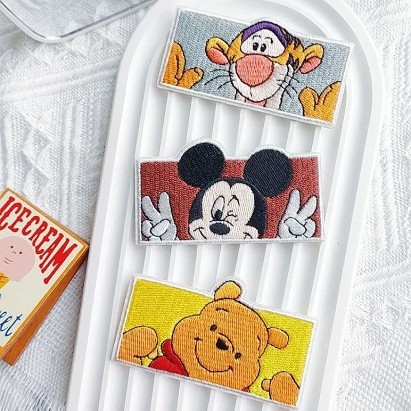 Mickey Minnie Donald Duck Pooh Bär Anime Cartoon Niedliche Kreative Stickerei Wasserdichter Klebender Stickerei-Aufnäher für Kleidung