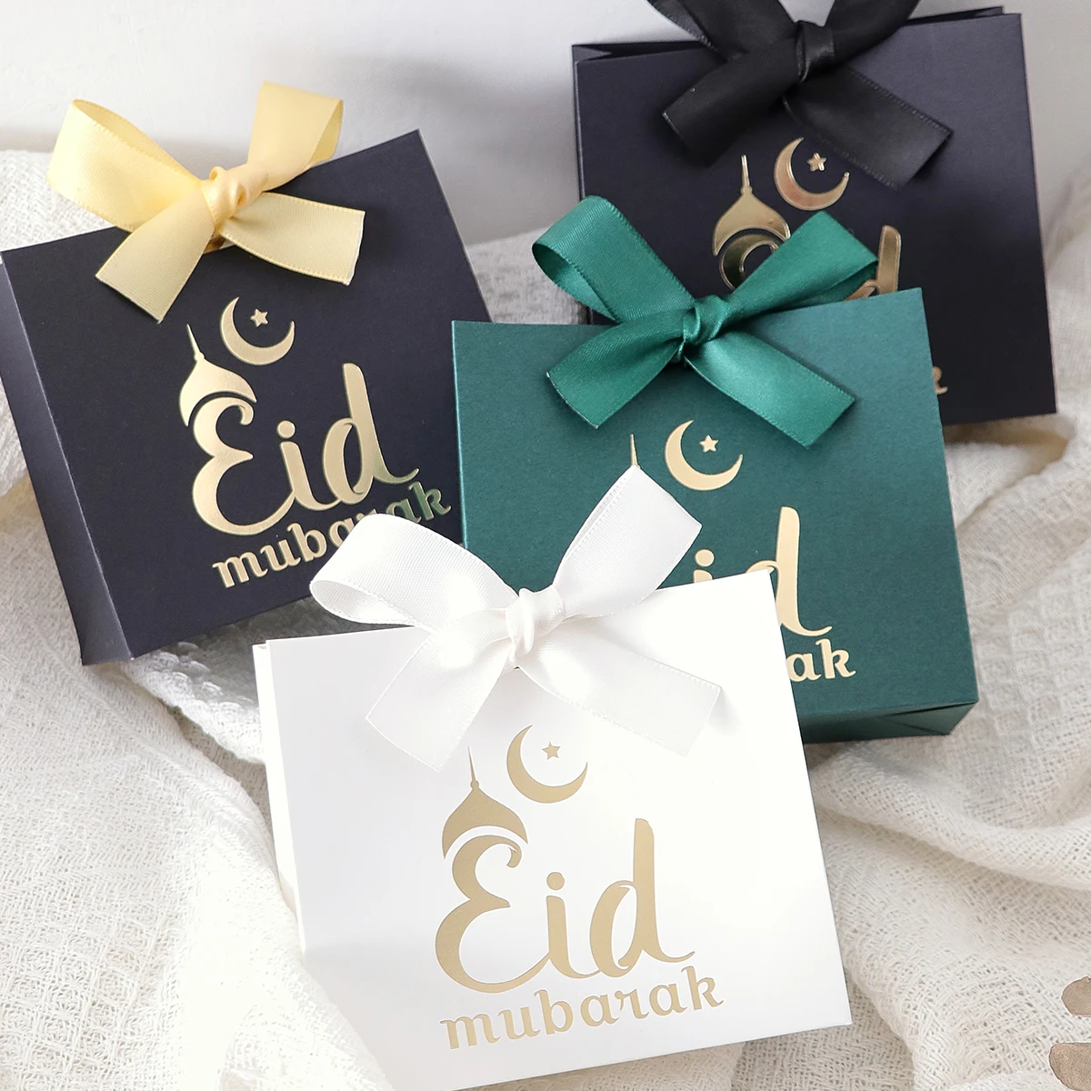 5 exquisite Geschenkboxen, verziert mit eleganten schwarz-, weiß- und grünen „Eid Mubarak“-Designs, mit zarter Goldbeschriftung und schönen Bändern, perfekt zum Aufbewahren von Süßigkeiten, Pralinen