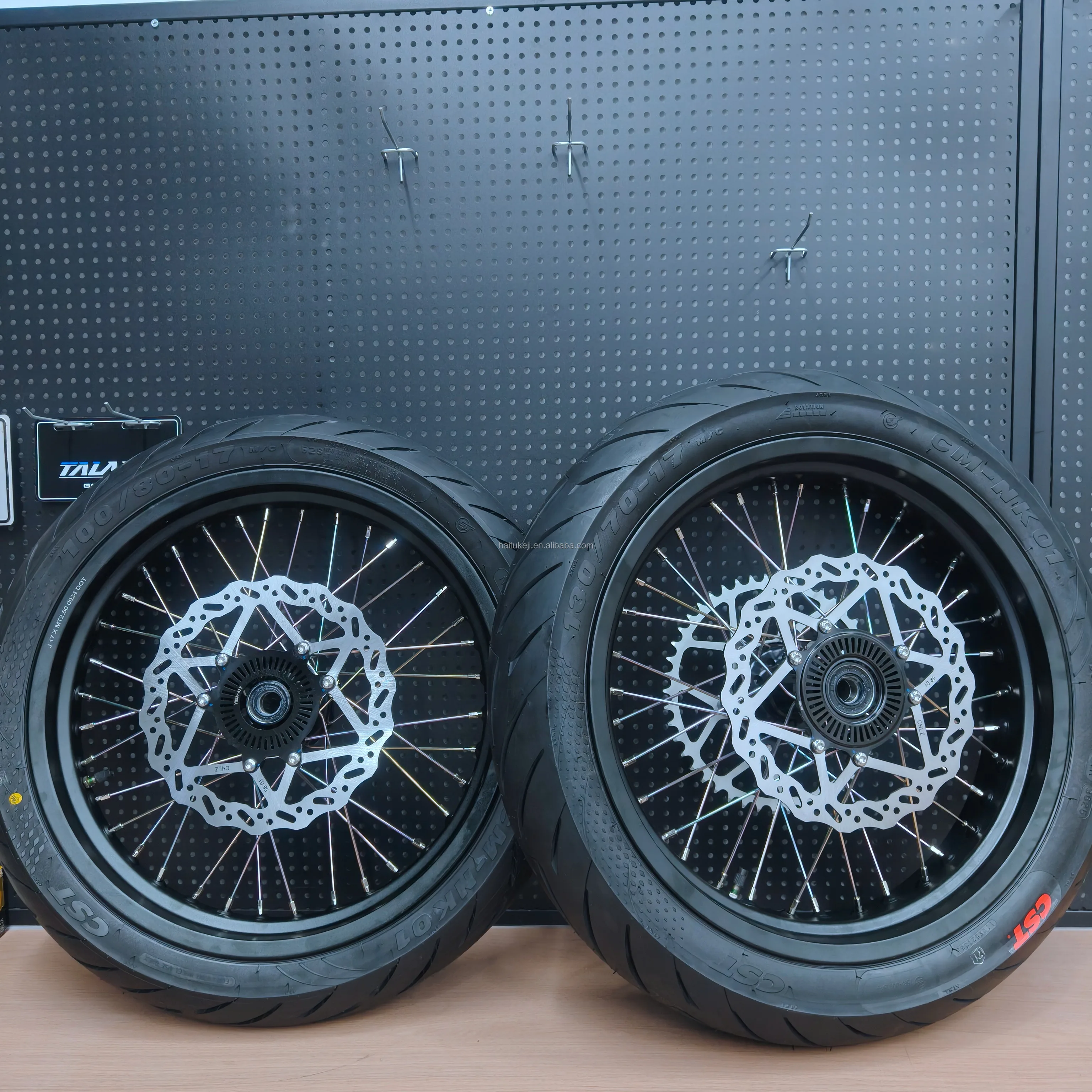 

Комплект колес Ultra Bee Supermoto 2025 года, 17 дюймов, со светодиодными шинами, запчасти 100/80-17 130/70-17, среднеприводный двигатель, интегрированная батарея