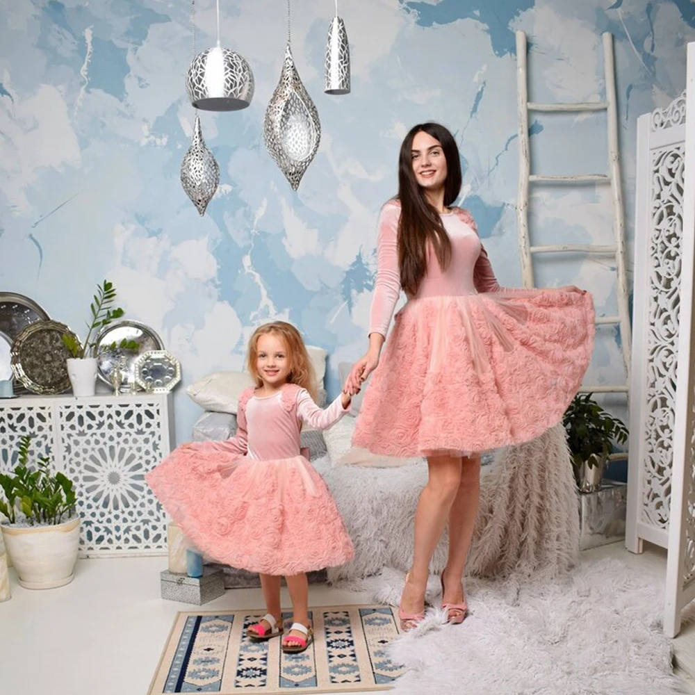 

Delicate Mother Daughter Matching Dress Mommy and me Outfits Roses Dresses for Photoshoot Pink Velure and Tulle Party Gown