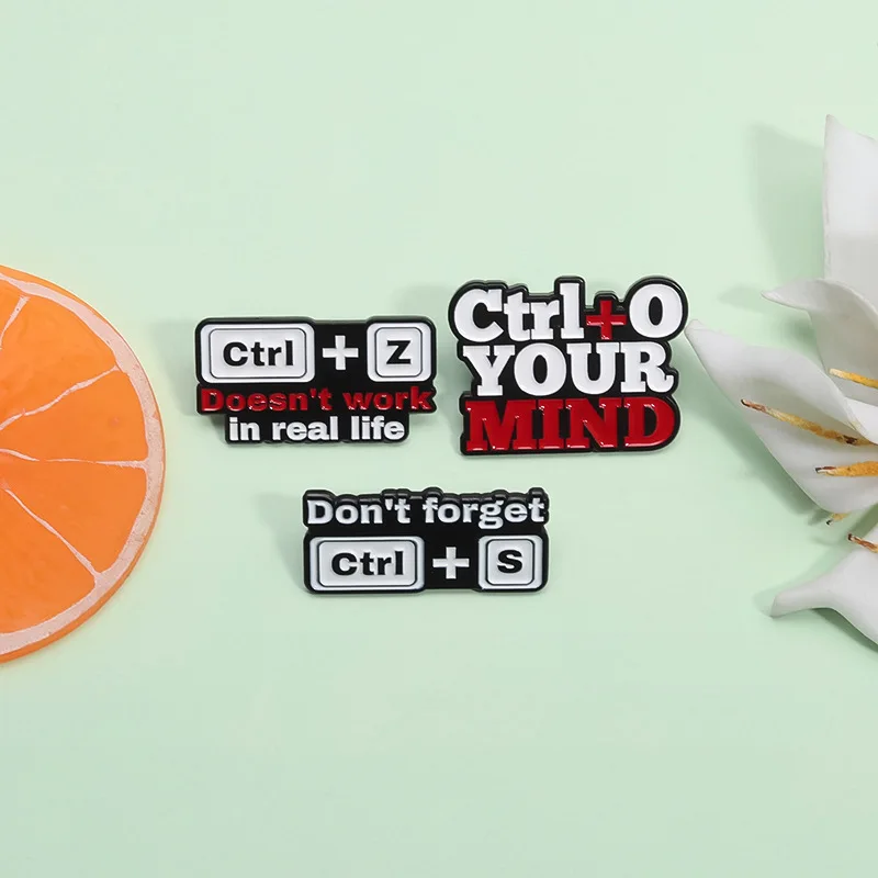 Kreatywne przypinki broszki z literami klawiatury Nie zapomnij o skrótach Ctrl Plus S Design z twardą emalią ze stopu metalu Przypinka do klapy płaszcza Akcesorium Prezent
