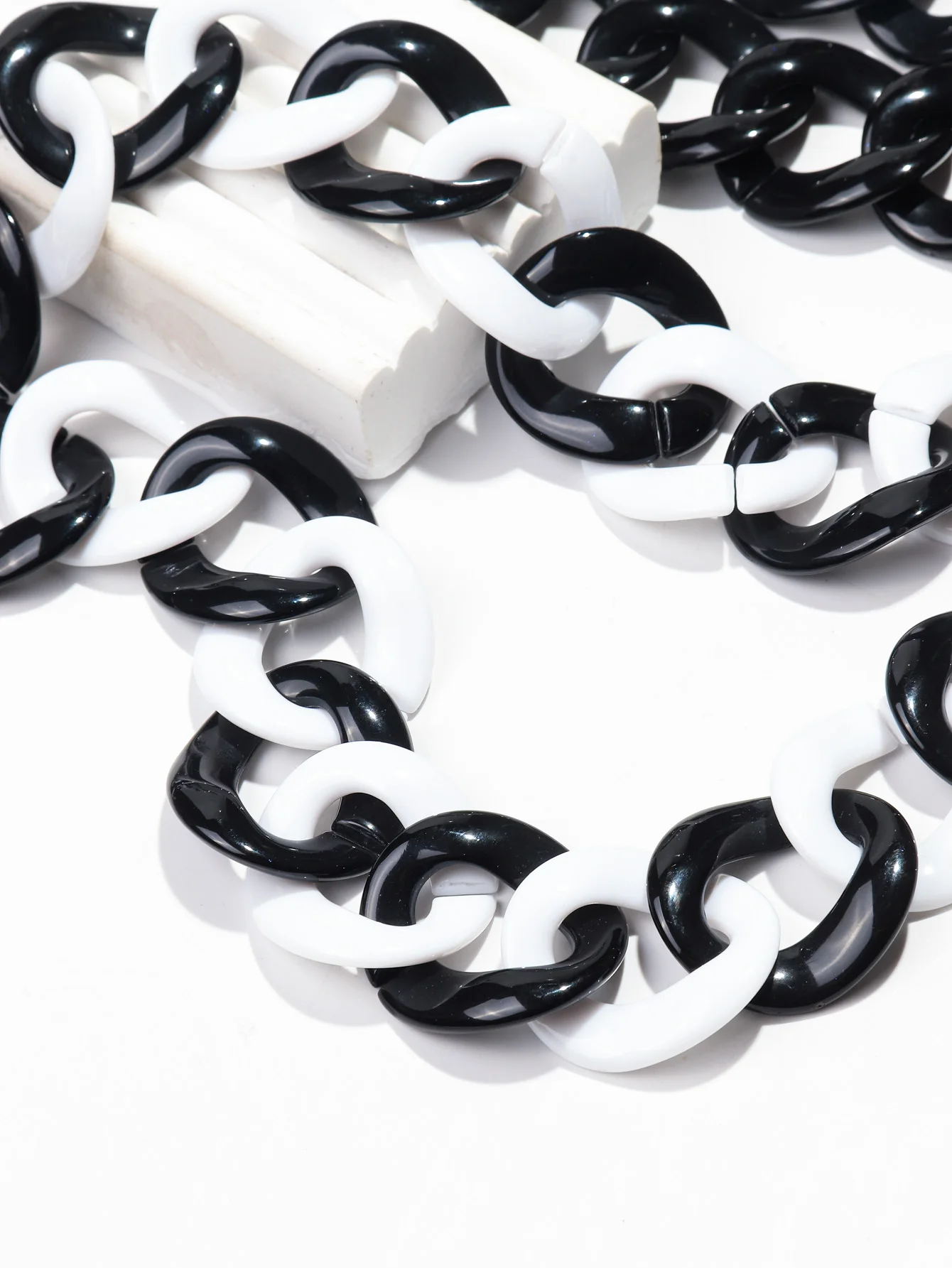 Fashion Statement Black/White Acrylic Long Chain Necklace for Women Exaggerated Plastic Resin Link Chain Necklaces 2024 Jewelry