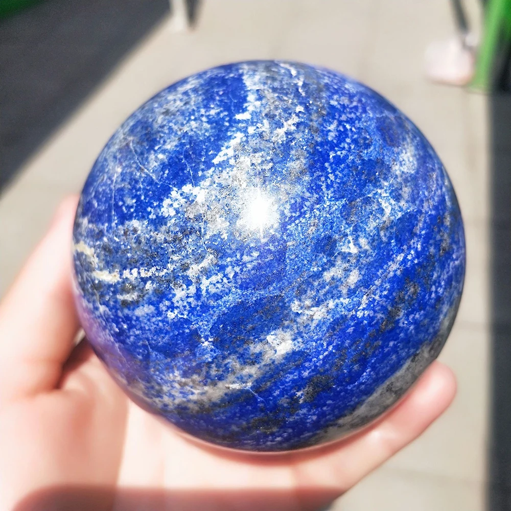 Natural Lapis Lazuli Crystal Sphere Ball 5-6cm with Wood Base Large Orb Royal Blue Gold Pyrite Handmade Polished Tutankhamun Egyptian Wooden Stand Display Home Decor Desk Ornament Office Decor Room Decor Bedroom Decor Table Centerpiece Feng Shui Ball Gift