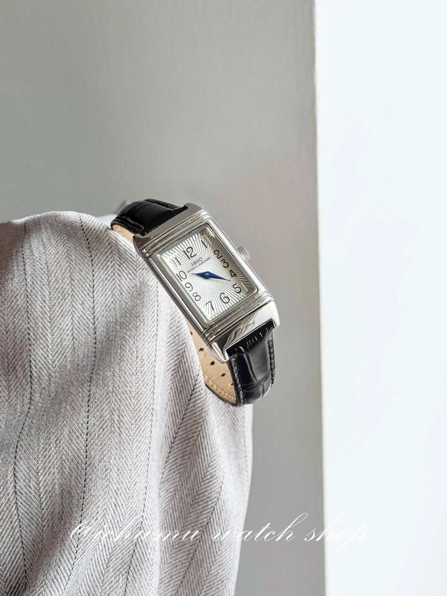 ساعة نسائية أنيقة ساعة مربعة بسيطة ومتطورة بتصميم جديد 2025 هدية رائعة لساعة يد كوارتز عصرية للنساء.