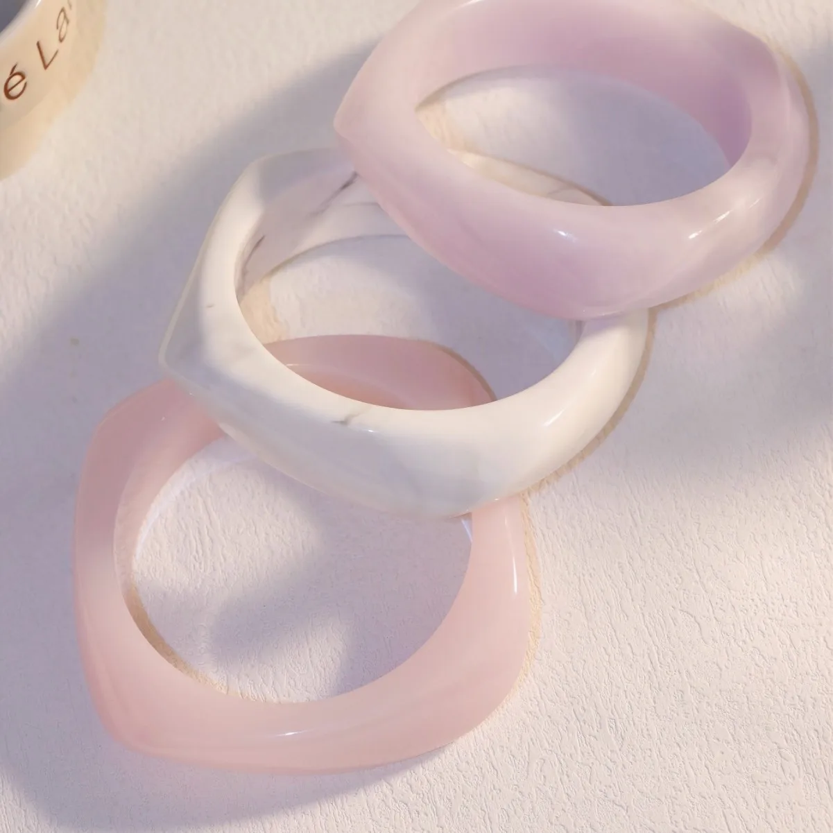 شيك غير النظامية هندسية مكتنزة واسعة الكفة الإسورة سوار للنساء الحلو الاكريليك الراتنج بيان زوجين هدايا مجوهرات الحفلات