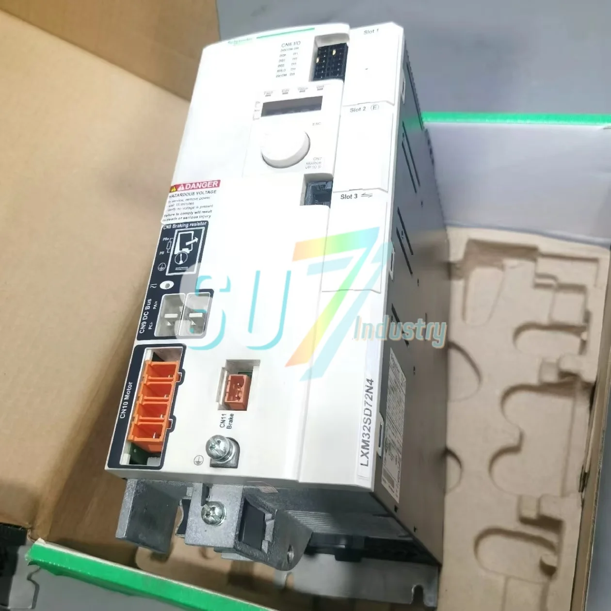 LXM32SD72N4 倉庫に新しいサーボ ドライブ
