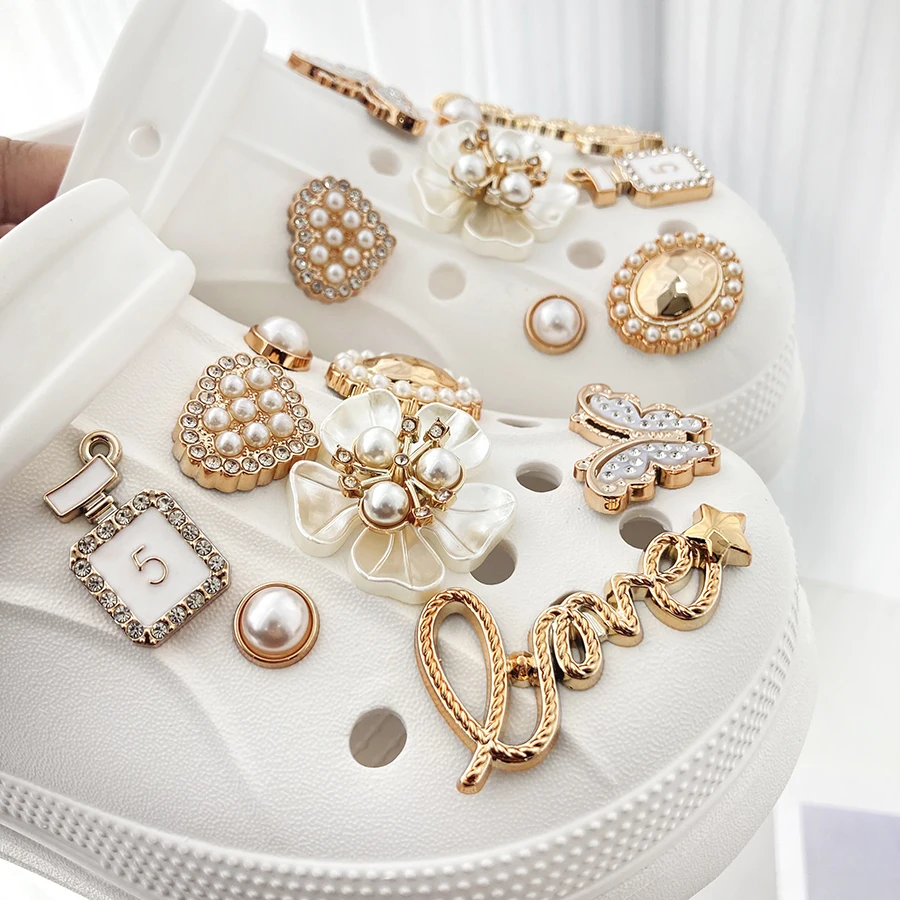 16 szt. Zawieszki do butów z motywem motyla, kwiatów i perfum, wykonane z ABS i perłami, odłączane, odpowiednie do Crocsów, chodaków, sandałów, idealne na prezent na imprezę.