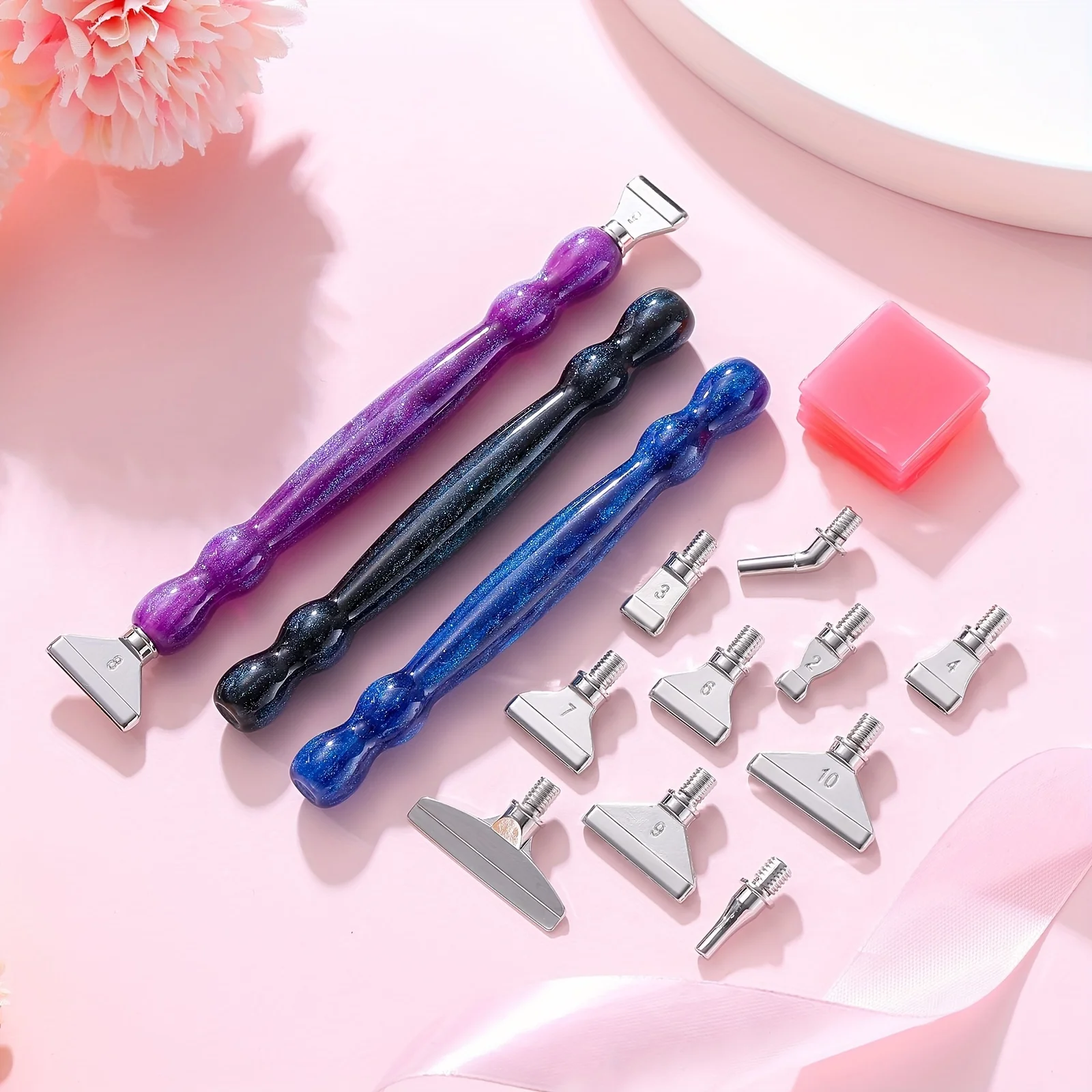 Zestaw narzędzi do malowania diamentami: brokatowy długopis w kształcie tykwy, plastikowy długopis, metalowe wiertła, 6 sztuk czerwonego kleju, 1 sztuka plastikowego pudełka, gwintowane wiertła do malowania diamentami.