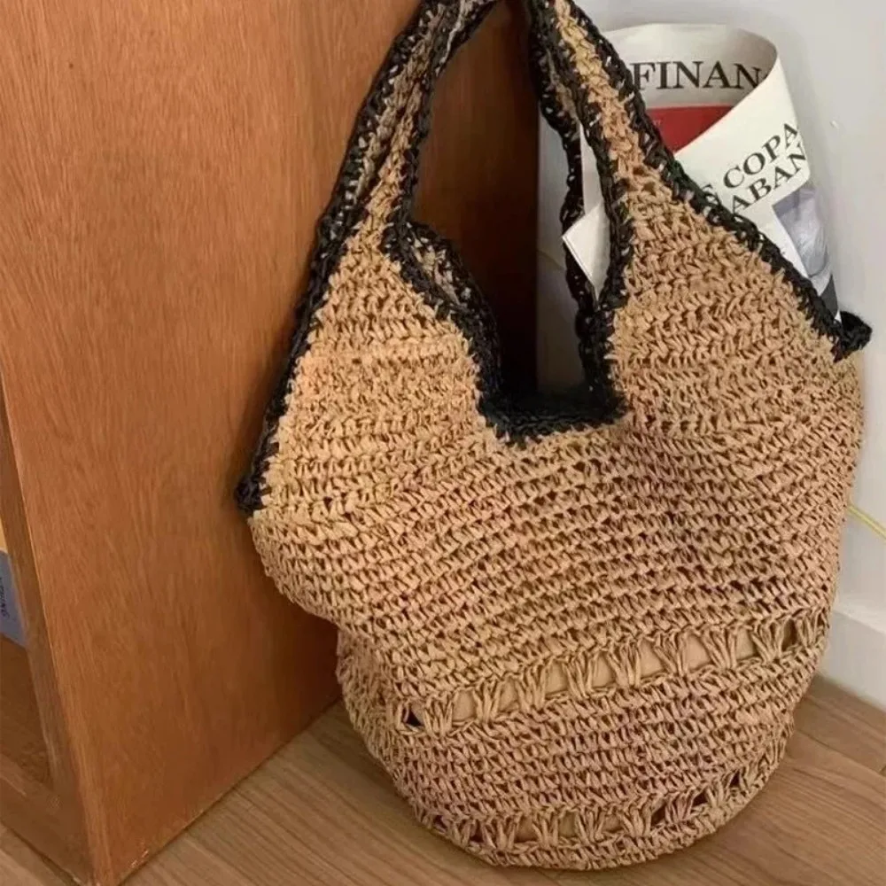 حقيبة يد منسوجة من القش لعام 2025 أنيقة ذات سعة كبيرة حقيبة كتف نسائية عصرية مصنوعة يدويًا حقيبة شاطئية للإجازات الراقية