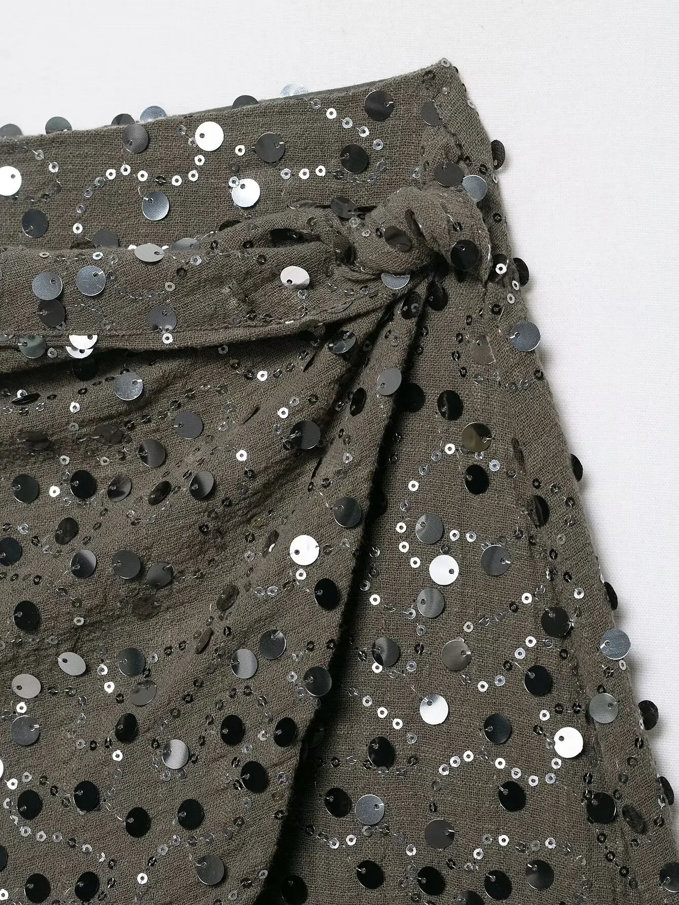 ZEVITY 2025 شورت نسائي أنيق مزين بالترتر معقود جانبيًا تنانير للسيدات بسحاب يطير نحيف أنيق بنطلون كورتوس فيستدوس QUN9404