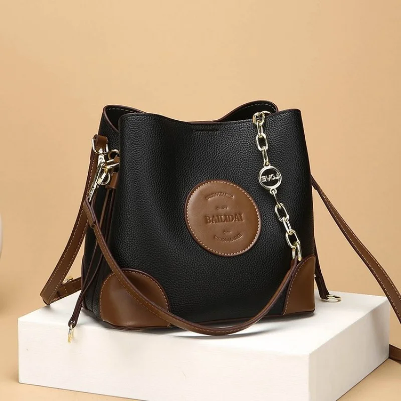 

Women's Elegant Leather Tote Bag Featuring Simple Vintage Style And Smooth Zipper For Daily Carry​