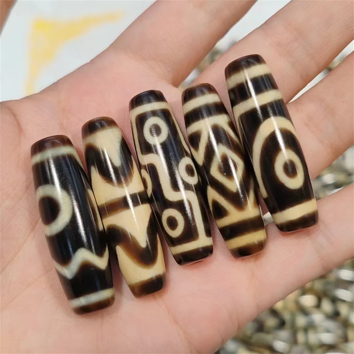 

40pcs/lot natural multi-pattern old agate dzi wholesale Weathering lines 38mm Tooth yellow Famous craft Representative varieties