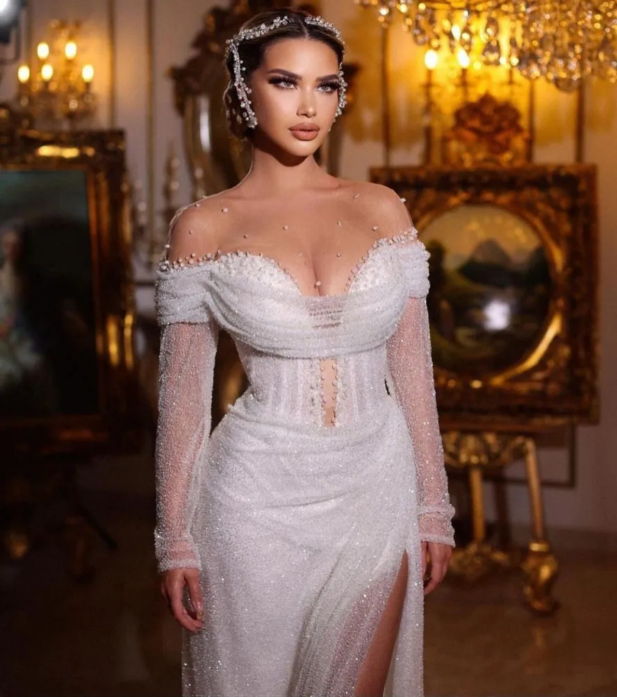 2023 Arabic Dubai Wedding Dress Sparkly Sequins Beaded Long Sleeves Bridal Gowns Sexy Sheer Neck Slit Robe De Mariage