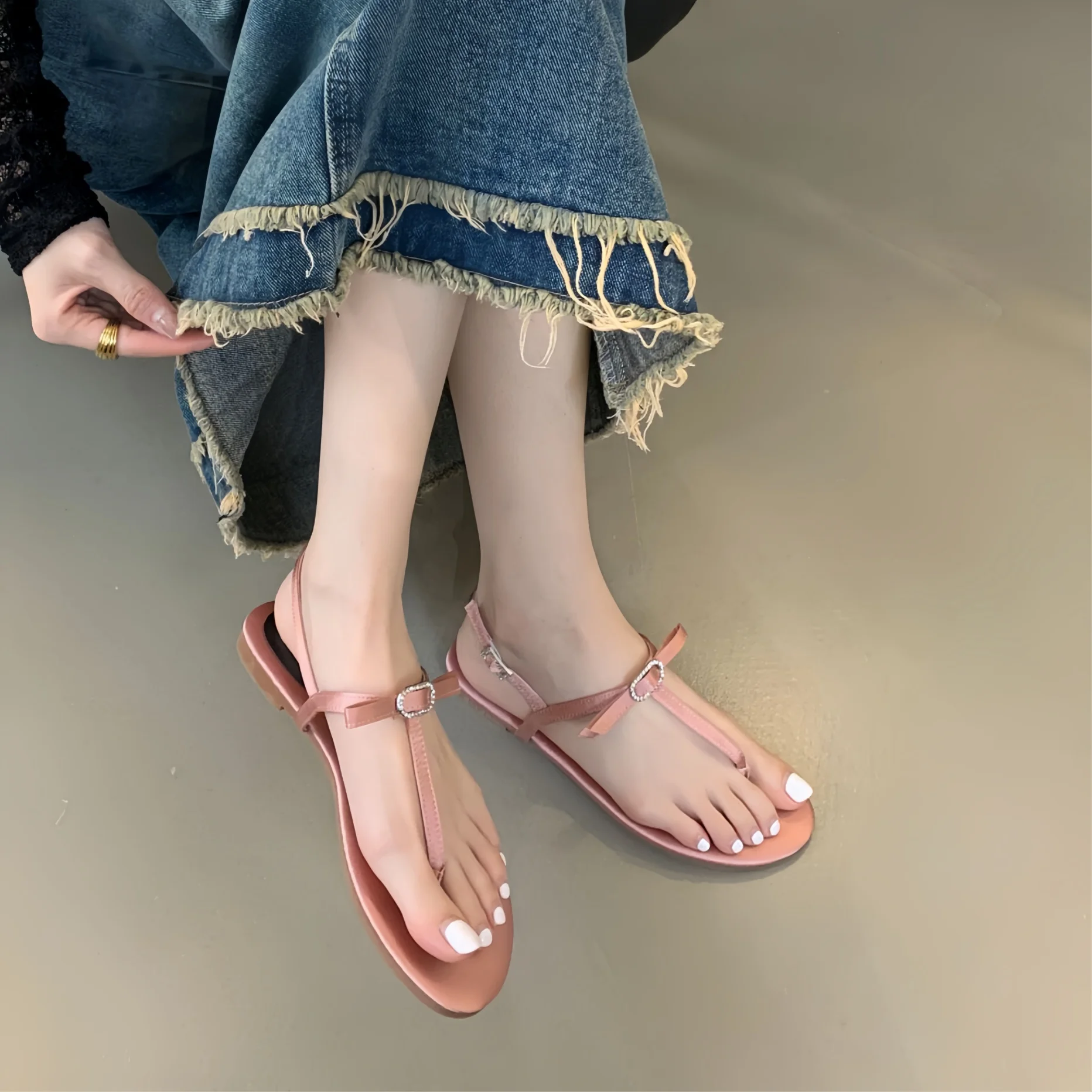 Soft Soled Open Toed Sandals Finger Clip Thin Strap Design Sandals Bow Tie Diamond Sandal  Simple Beach Shoes Elegant flat Shoes