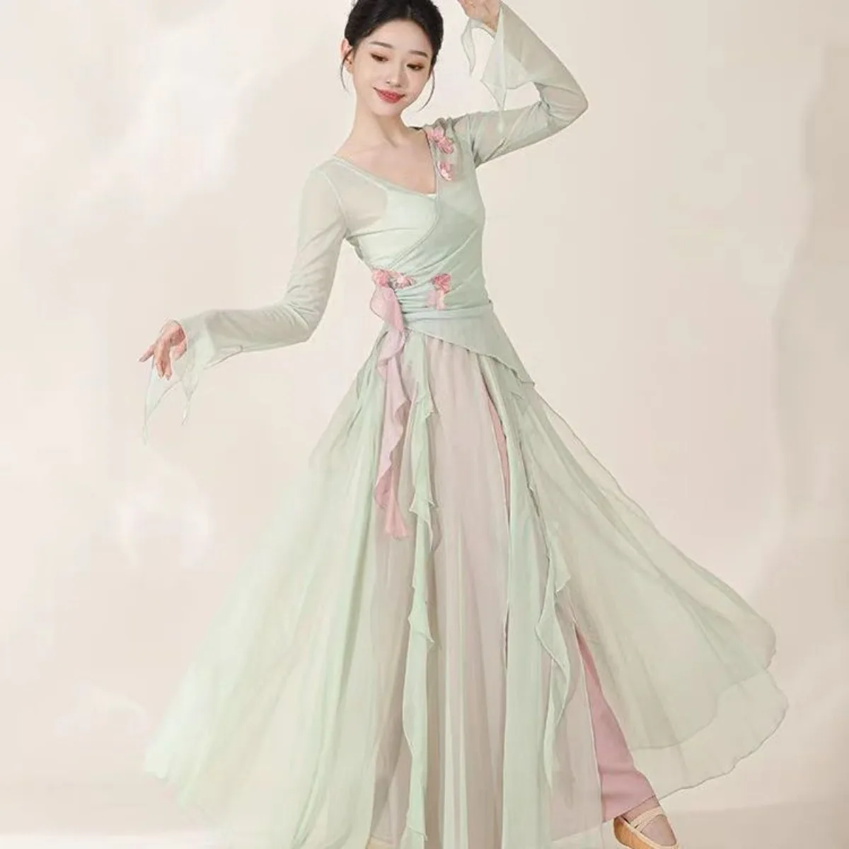 

Костюм для классического китайского танца: элегантный топ из фатина и струящаяся макси-юбка, наряд для занятий народными танцами и экзаменационных выступлений