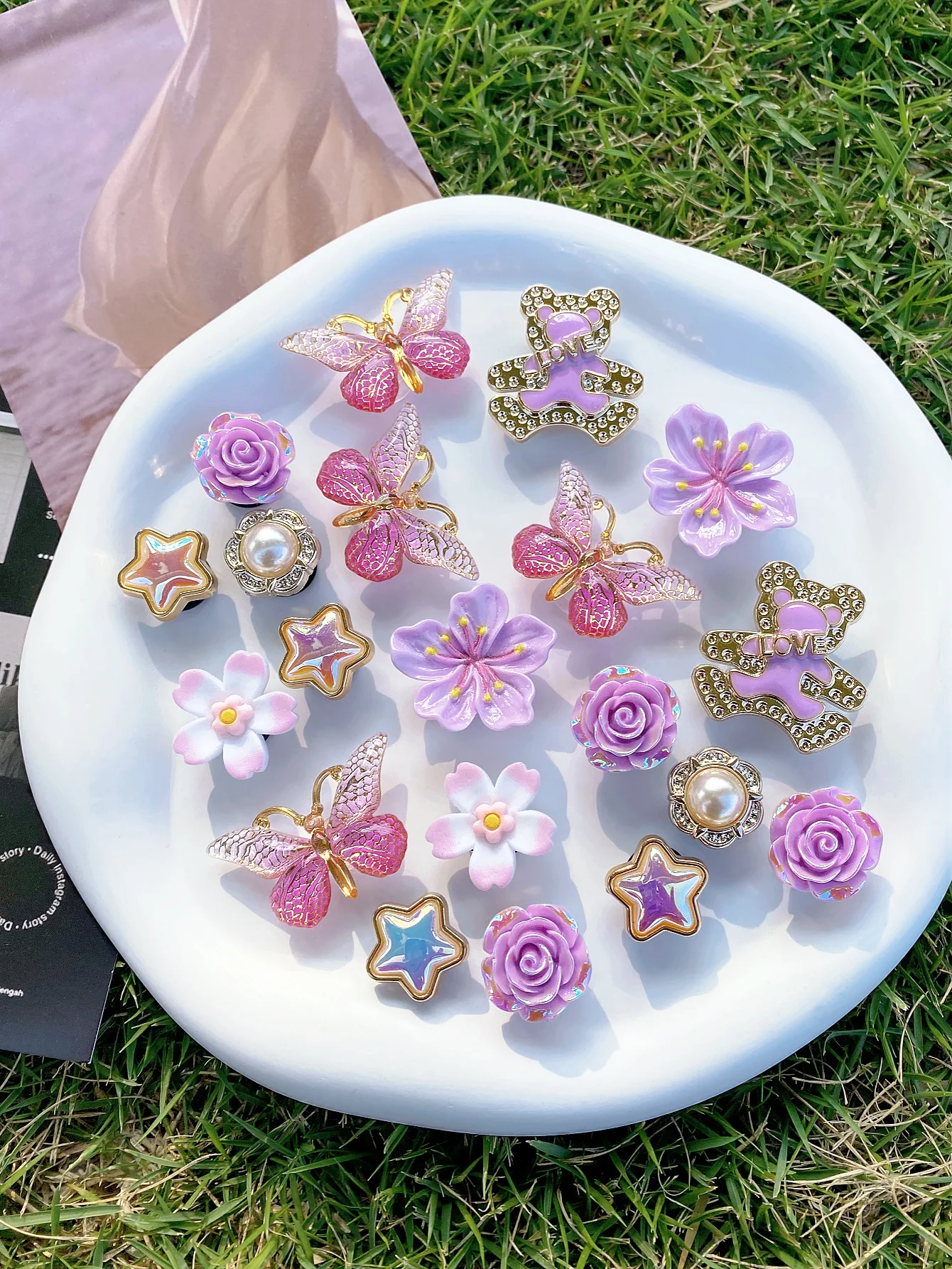 20 قطعة من الدببة الأرجوانية والورود والزهور والفراشات الوردية وأزهار الكرز الوردية والنجوم الذهبية الخماسية وإبزيم حذاء لؤلؤ ABS