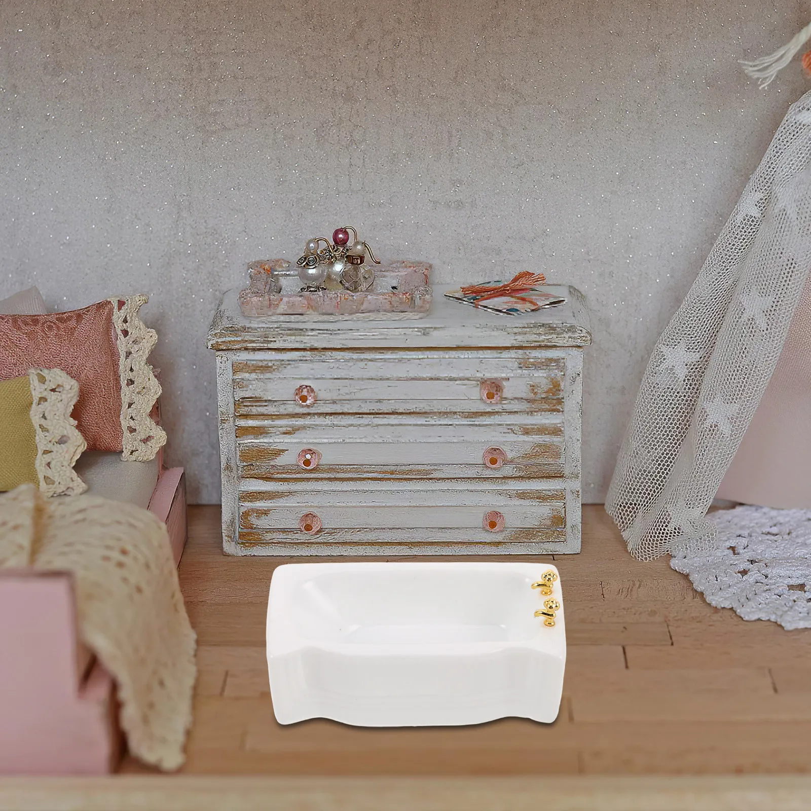 

Stylish 1:12 Mini White Porcelain Bathtub for Dollhouse Bathroom Decor Accessory with Realistic Finish and Compact Storage