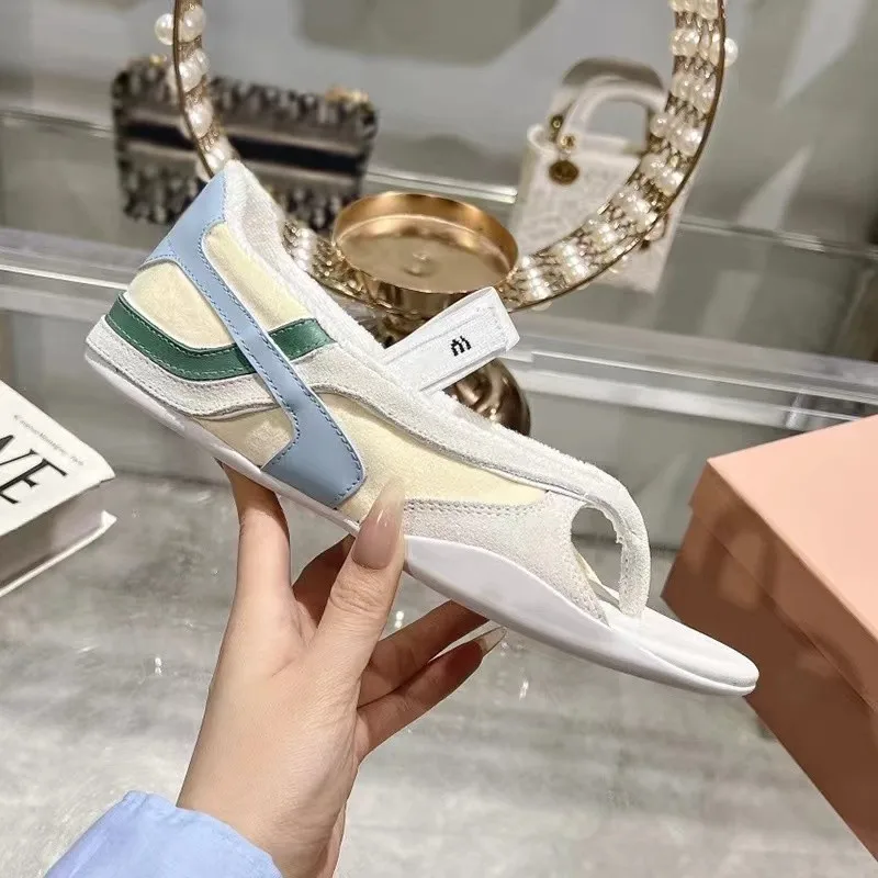 

This Is A Fashionable, Versatile, Comfortable, Anti-slip and Sporty Casual Women's Sandal with A Flat Heel and A Two-tone Design