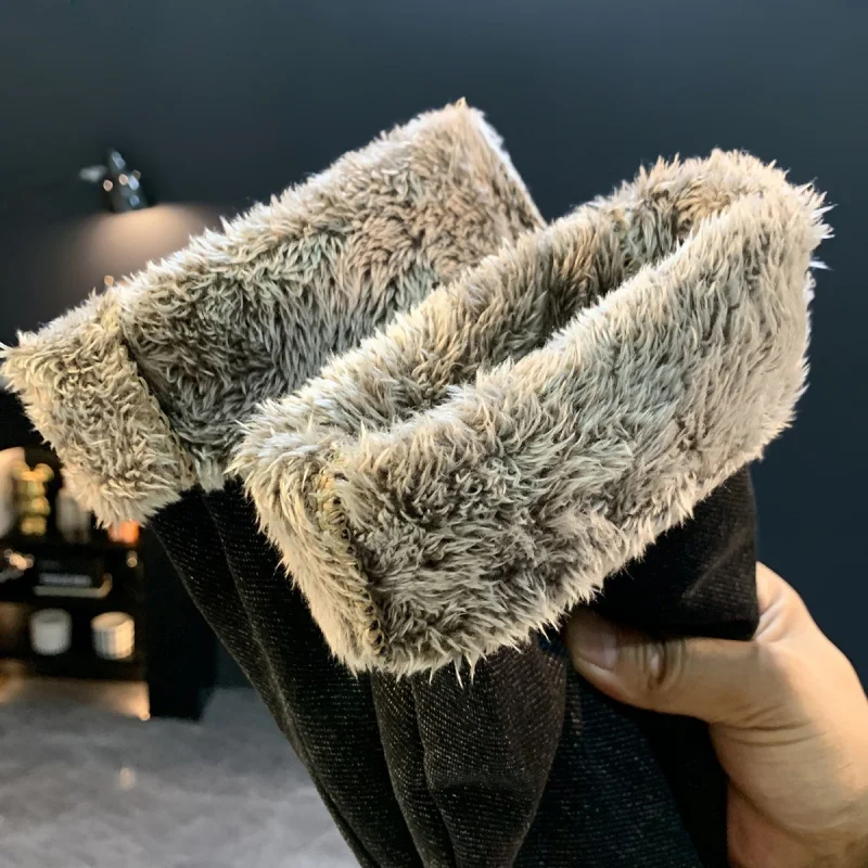 جينز مخملي سميك عالي الجودة للرجال شتوي جديد بنطال ذو قصة ضيقة بأرجل صغيرة، سروال رجالي غير رسمي مقاوم للبرد ودافئ