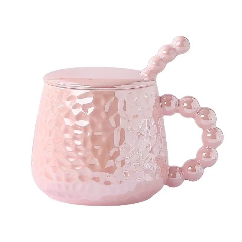 Tasse en céramique perlée colorée avec couvercle et cuillère, niveau d\'apparence élevé, petit déjeuner à la maison, lait, tasse à thé, café,