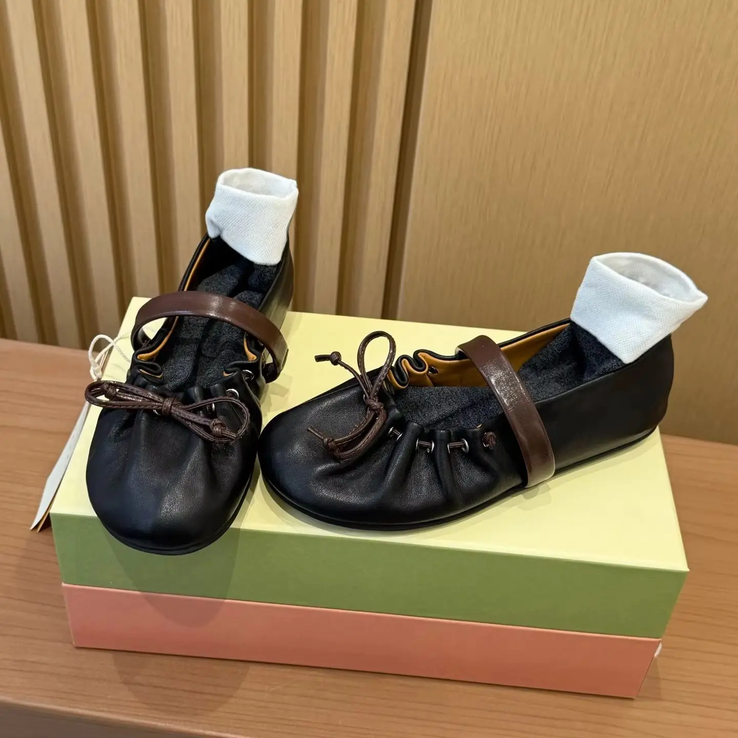 

Женская обувь 2025 года — контрастный коричневый ремешок, ремешок с бантом, мягкая подошва, большой размер, удобная и модная повседневная обувь