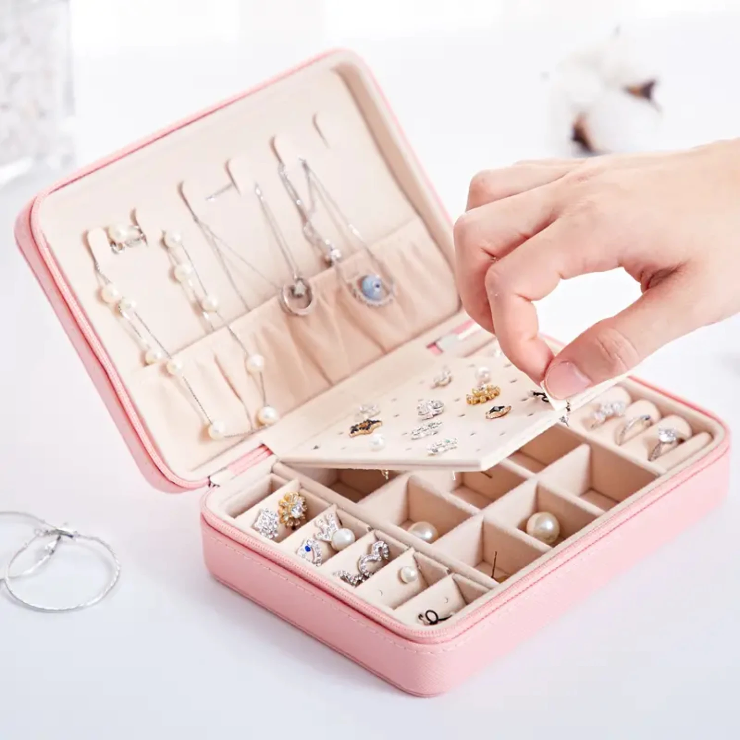 Stylish, Compact and Elegant Portable Jewelry Organizer Box - Perfect for Traveling and Safely Storing Your Precious Items - Ide