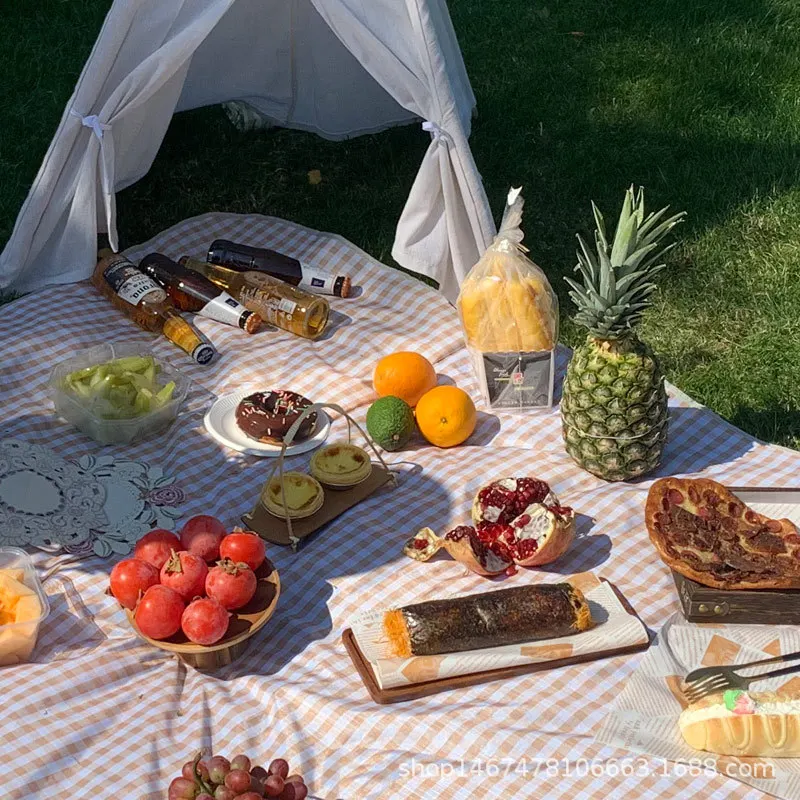 

1.5x2m Large Waterproof Beach Mat with Grid Pattern for Picnic, Travel, Lawn, Moisture-Proof Sandproof, Light Travelers