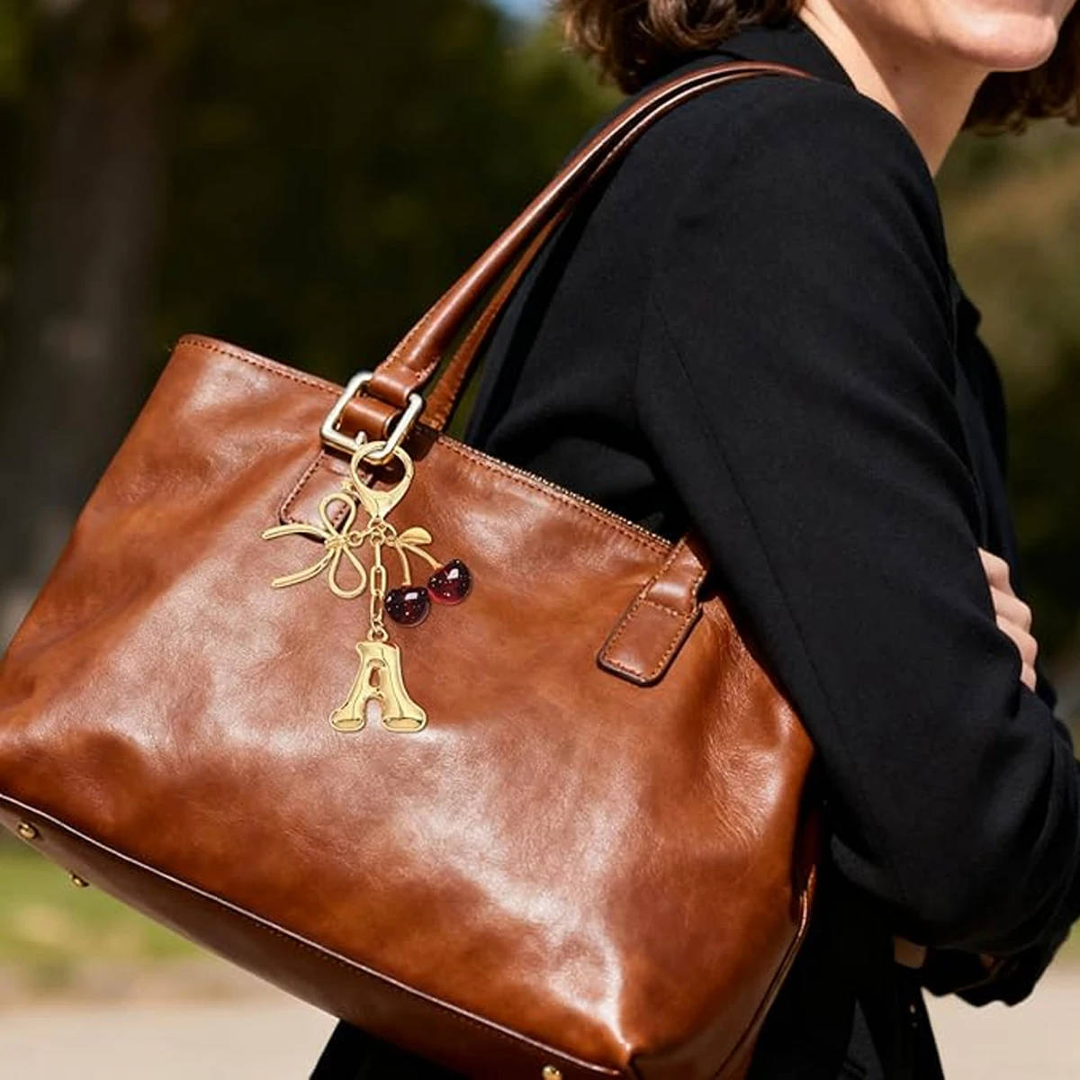 Bubble Initial Schlüsselanhänger mit Schleife & Kirsche - Goldene Buchstaben-Taschenanhänger für Frauen, Niedliche Handtaschen-Accessoires – Detail 3