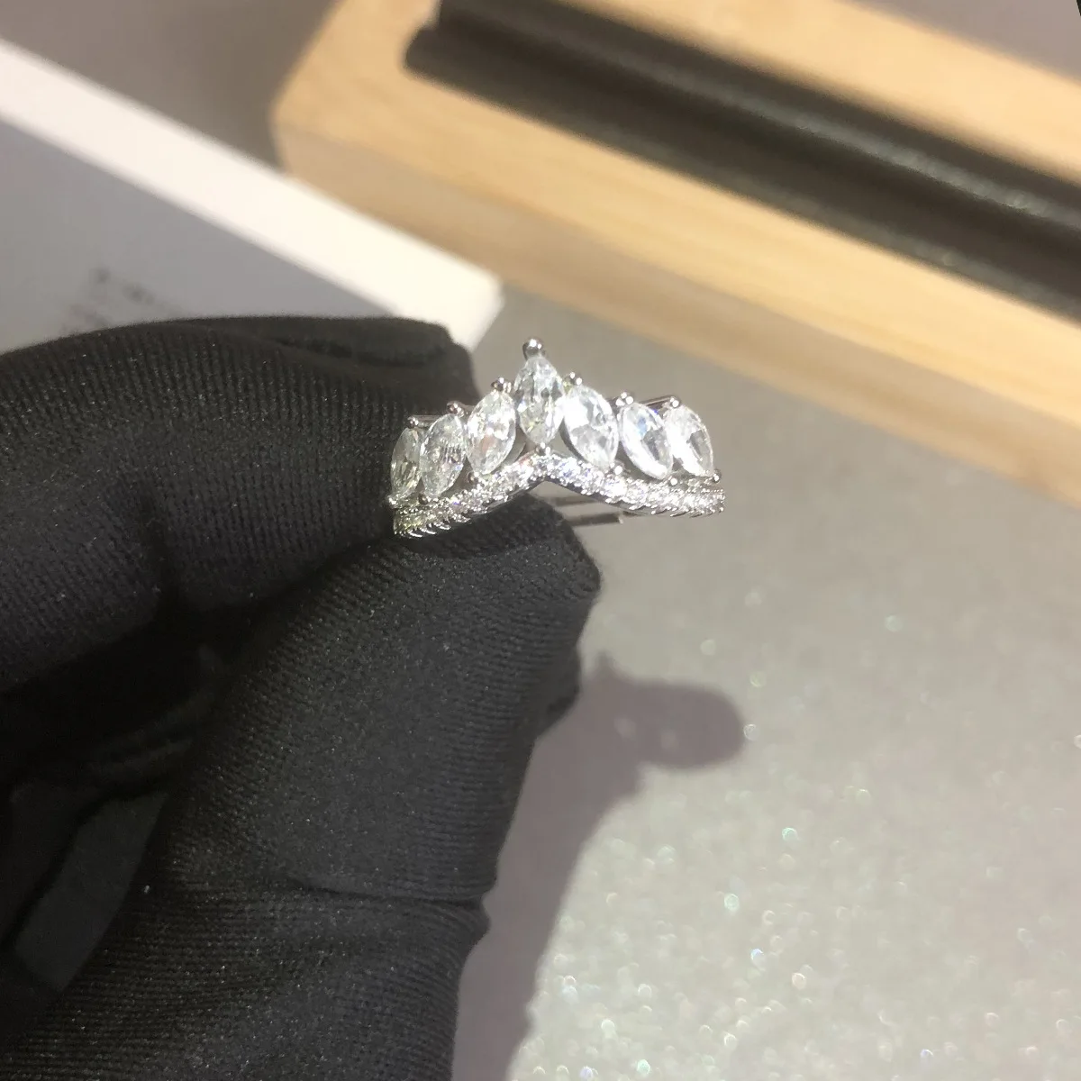 

MDLFES Mo!ssan Diamond Style Vintage Court Weave Crown Horse's Eye Zirconia Ring Ribbon 18K Gold Plated