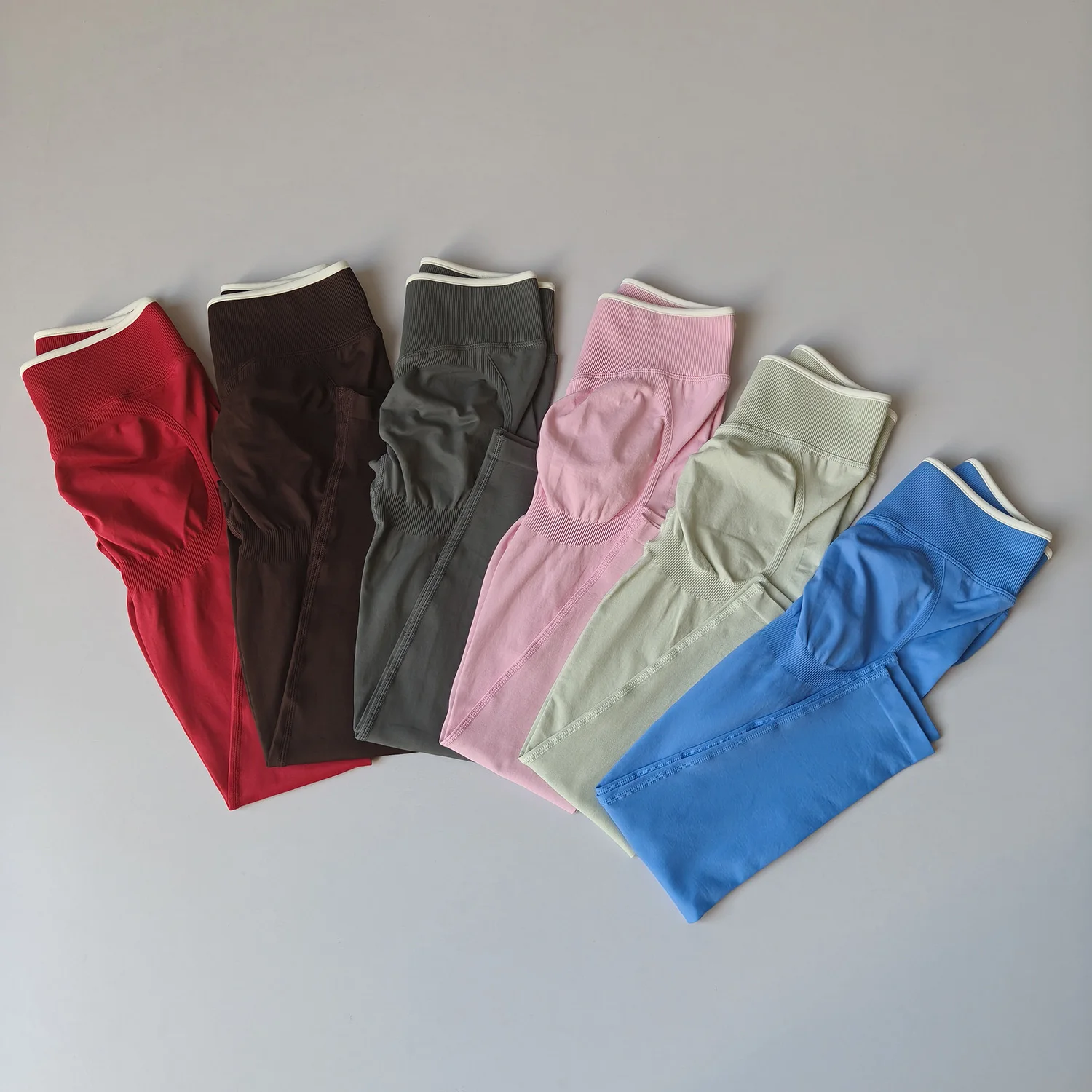 Nahtlose Yoga-Leggings für Damen mit mittlerer Bundhöhe, Push-Up-Effekt, Sport- und Fitnesshose, Laufhose, Hüftlift, hohe Elastizität, Gym-Leggings, Sportleggings – Detail 3