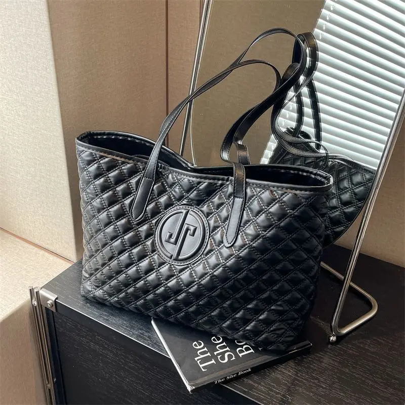 

Сумка в дизайнерском стиле. Хит-продукт 2023 года. Сумка большой вместимости с текстурой премиум-класса. Сумка-тоут для ежедневных поездок. Рюкзак на одно плечо.