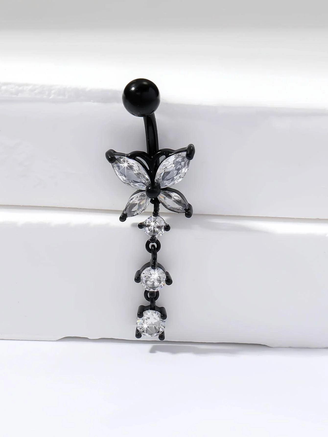Elegante Anillo para Ombligo Negro con Mariposa de Cristal y Triple Colgante de Circonia