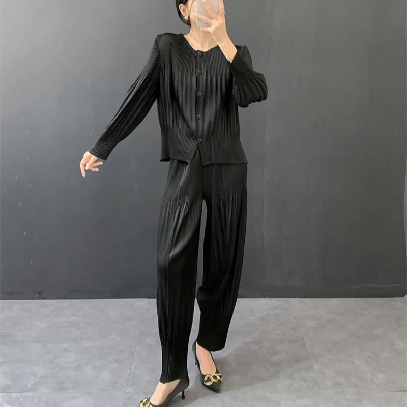 

Комплект женской одежды 2026 Miyake Japan: минималистичный плиссированный жакет с круглым вырезом и длинными рукавами, эластичные брюки-морковки, повседневный комплект