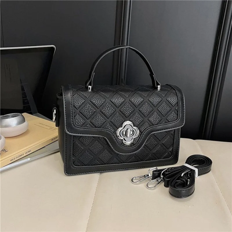 Ladies Tote Bag Made Of Wave-Patterned Leather Boasting High-End Paris Commuter Style​