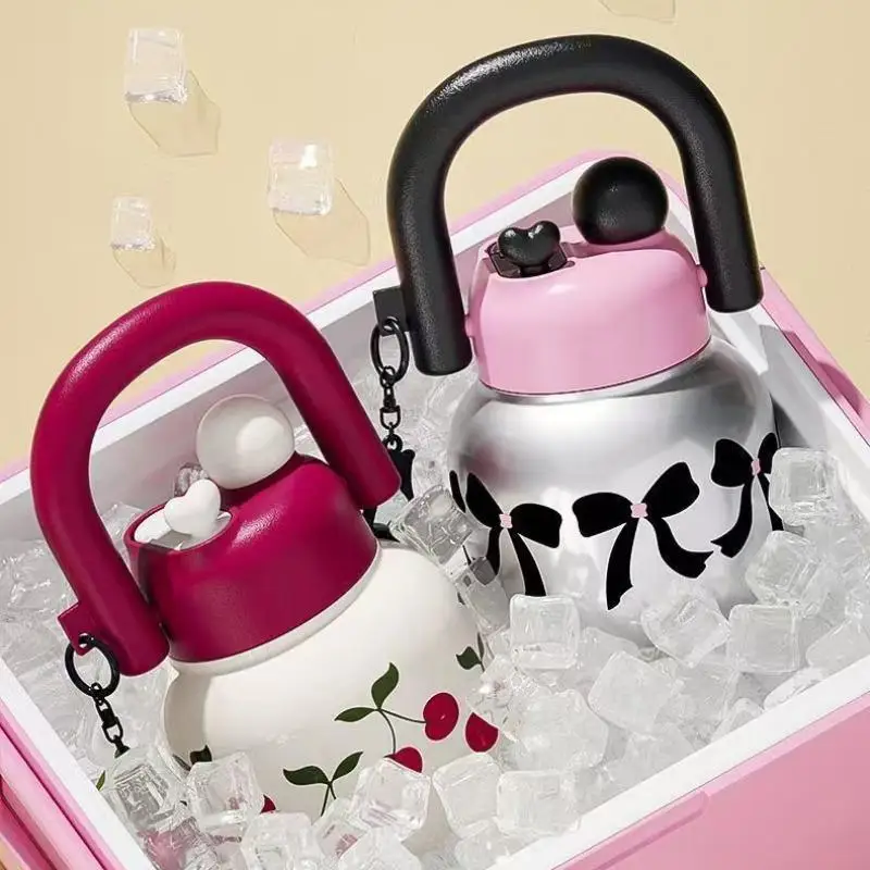 زجاجة مياه لطيفة 800 مل مع زخرفة، تصميم شفاطات مزدوجة، مضادة للبقع أحمر الشفاه، حزام سفر قابل للفصل، مناسبة للفتيات