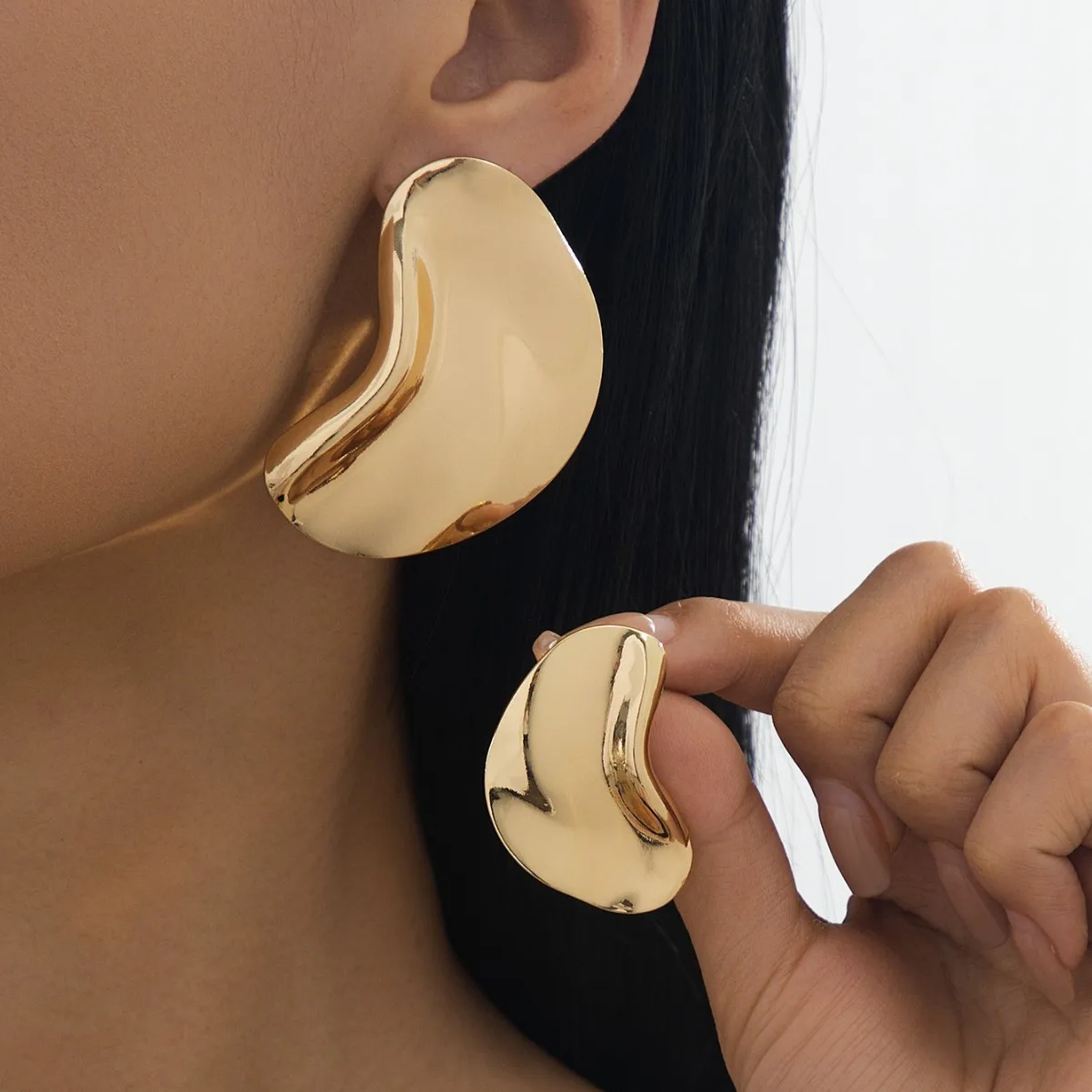 

Simple geometric arc stud earrings, stylish and minimalist, versatile daily earrings for women.