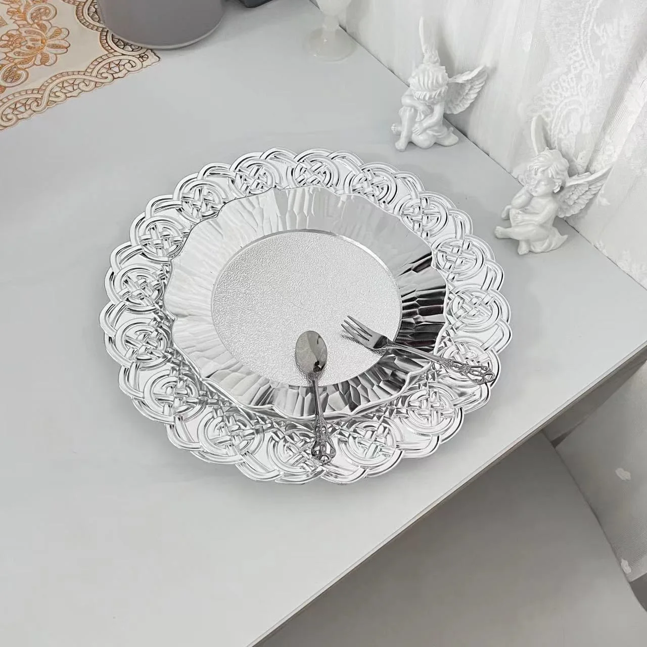 White Ceramic Dinnerware Set Wedding Beads Rim Round White Chargers Plates for Restaurant Party Wedding Table Decorations