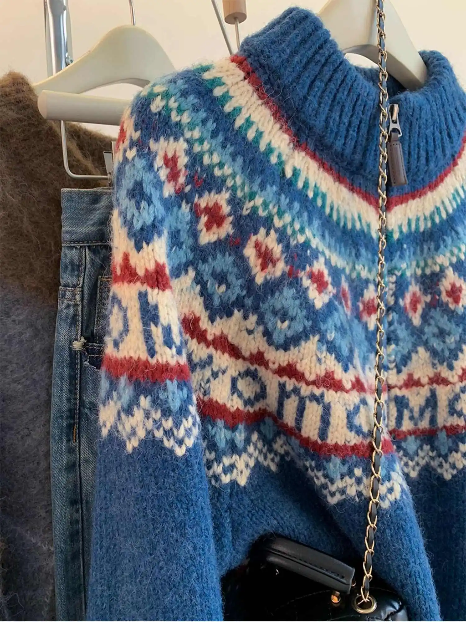 Niebieska kurtka swetrowa retro z wysokim kołnierzem i zamkiem błyskawicznym dla kobiet na zimę, gruby i wysokiej klasy, miękki i kleisty kardigan z dzianiny