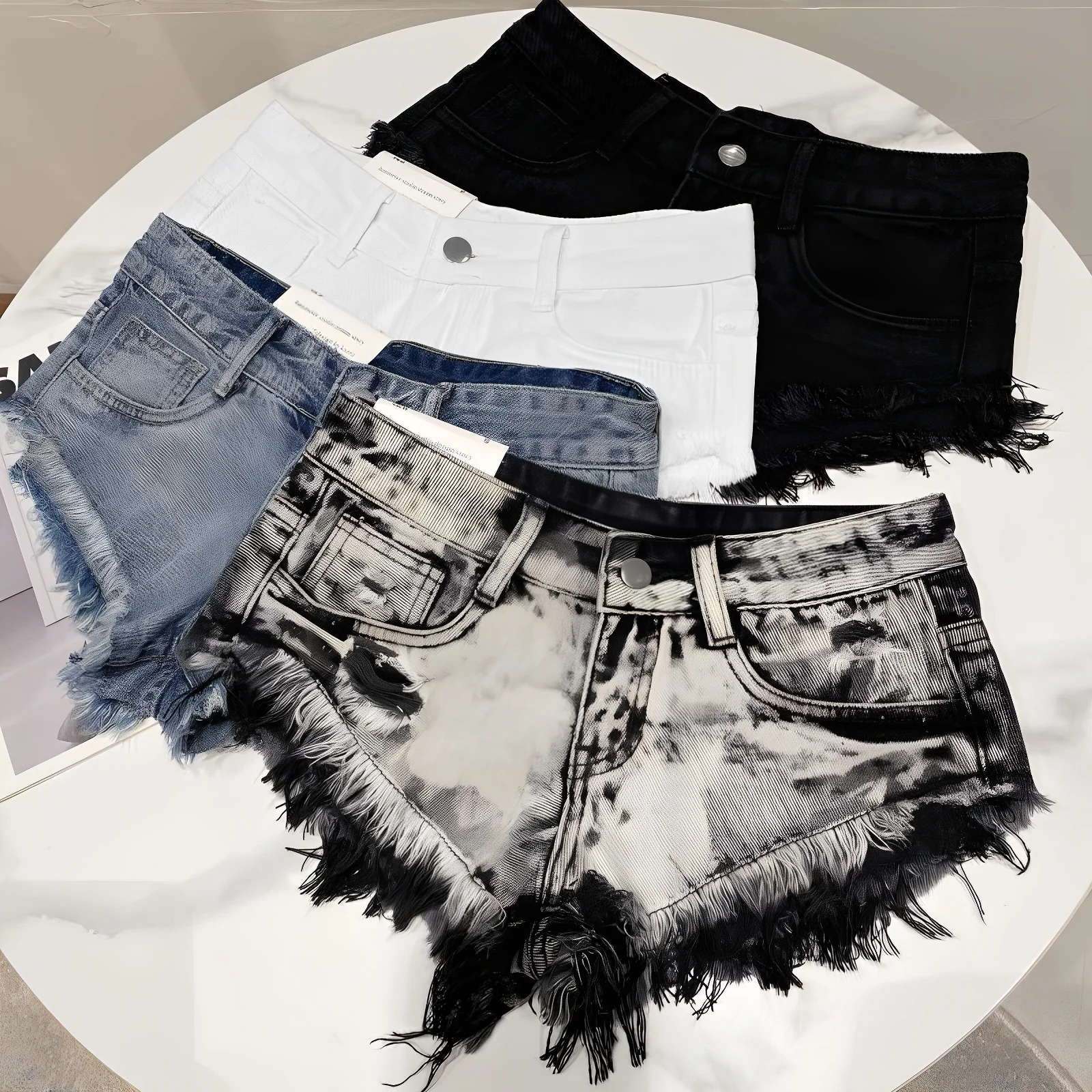 Damskie krótkie spodenki Street Sle Faded Denim, ultra krótkie, modne na jesień 2025, z wysokim stanem, obcisłe, jasnoniebieskie jeansy.