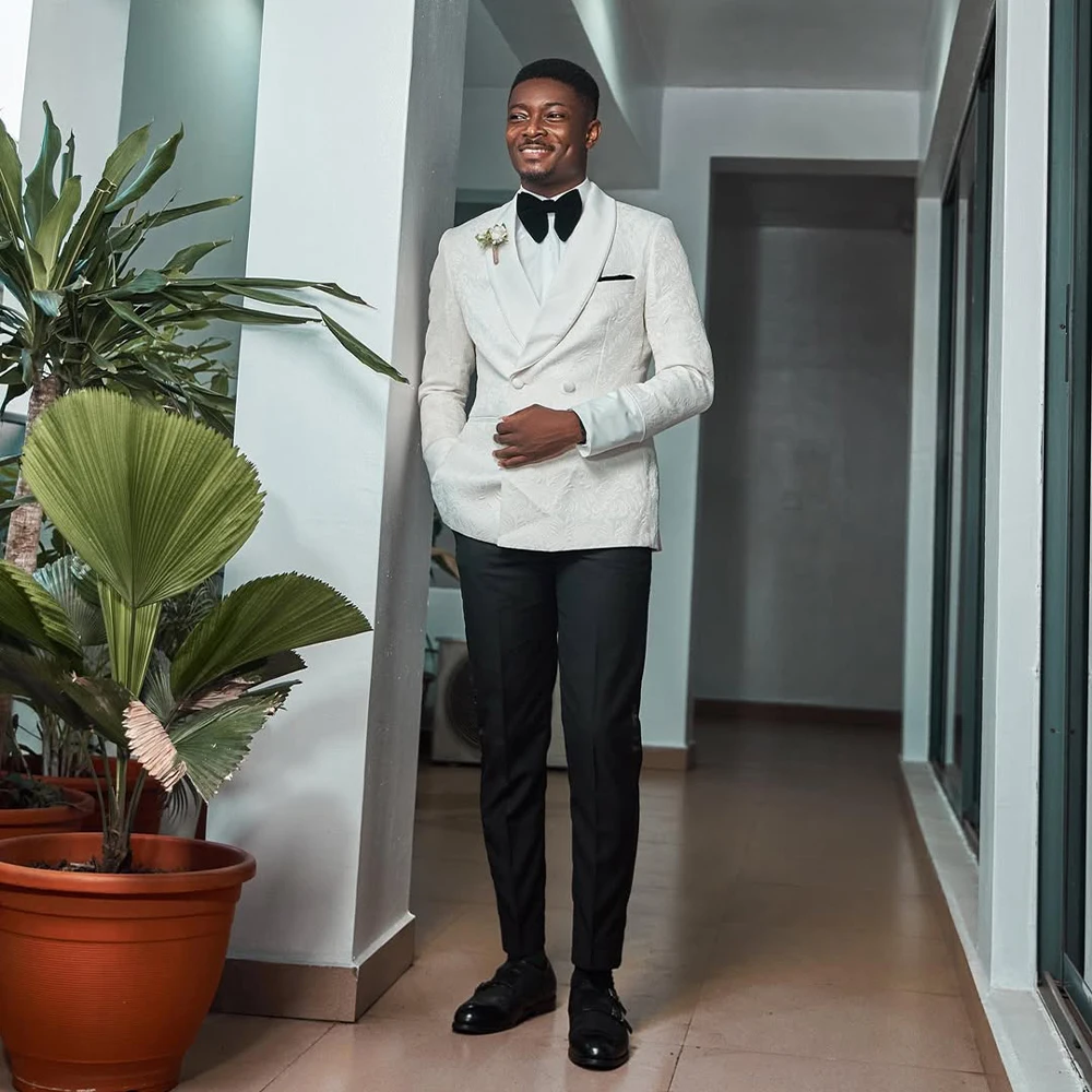 الدعاوى الرجالية الجاكار بدلة الزفاف فستان العريس 2 قطعة شال التلبيب مزدوجة الصدر سترة بيضاء السراويل السوداء سترة مخصصة