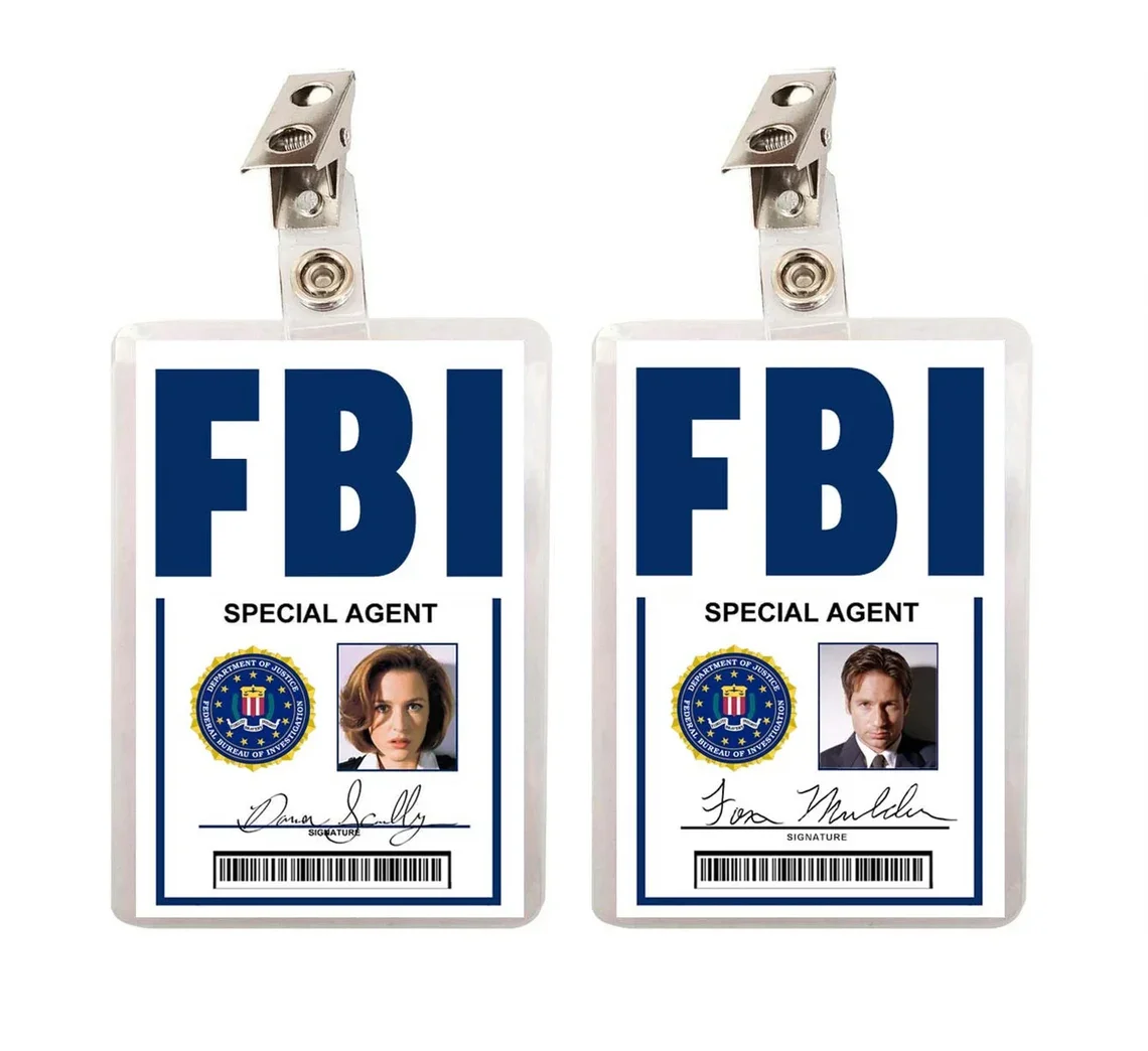 Set de 2 insignias coleccionables de X-Files: diseño de Dana Scully y Fox Mulder, del FBI. Ideal para los fans de la serie de televisión.