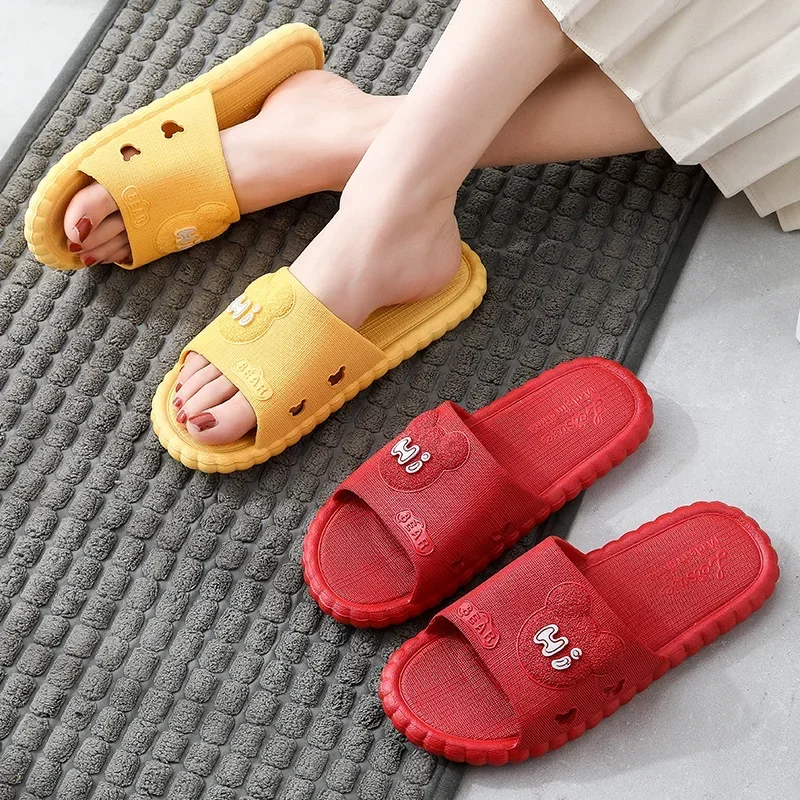 Sandal wanita mode PVC musim panas sandal dalam ruangan rumah kasual sol lembut sandal jepit datar Hotel kamar mandi Anti selip sepatu selop pasangan