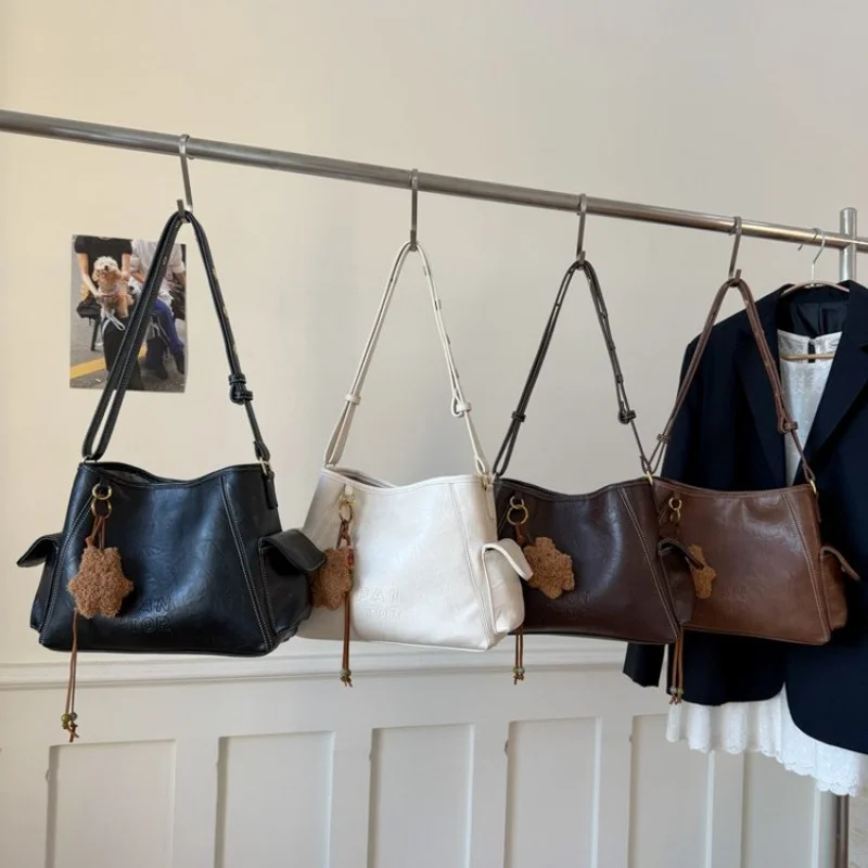 

Высококачественная женская сумка через плечо с классическими парижскими деталями и регулируемым ремешком, подходящая для офисных нарядов ​