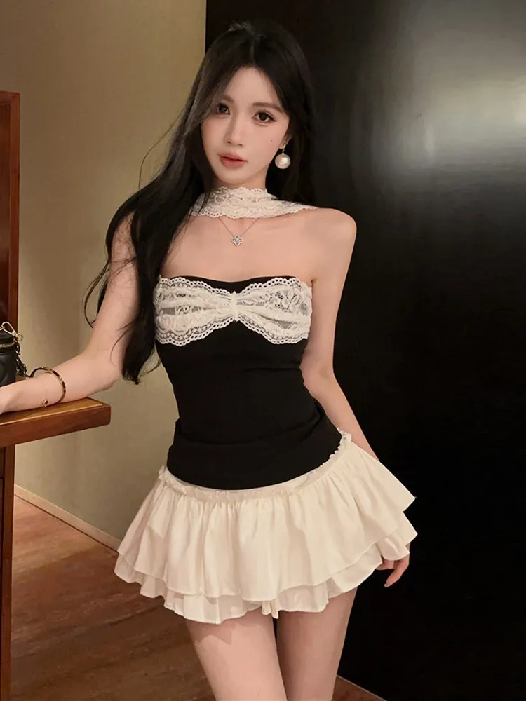 

Сладкий и соблазнительный комплект из двух предметов: кружевной топ-бюстье с вырезом на шее, подчеркивающий ключицы, и короткая юбка-кейк.