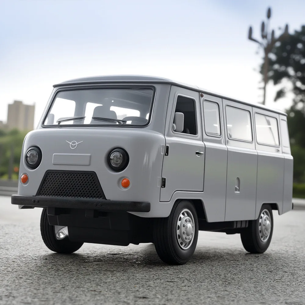 1:18 러시아 UAZ 트래블러 밴 합금 모형 자동차 장난감 다이캐스트 금속 주조 풀백 사운드 및 라이트 자동차 장난감 어린이용 차량