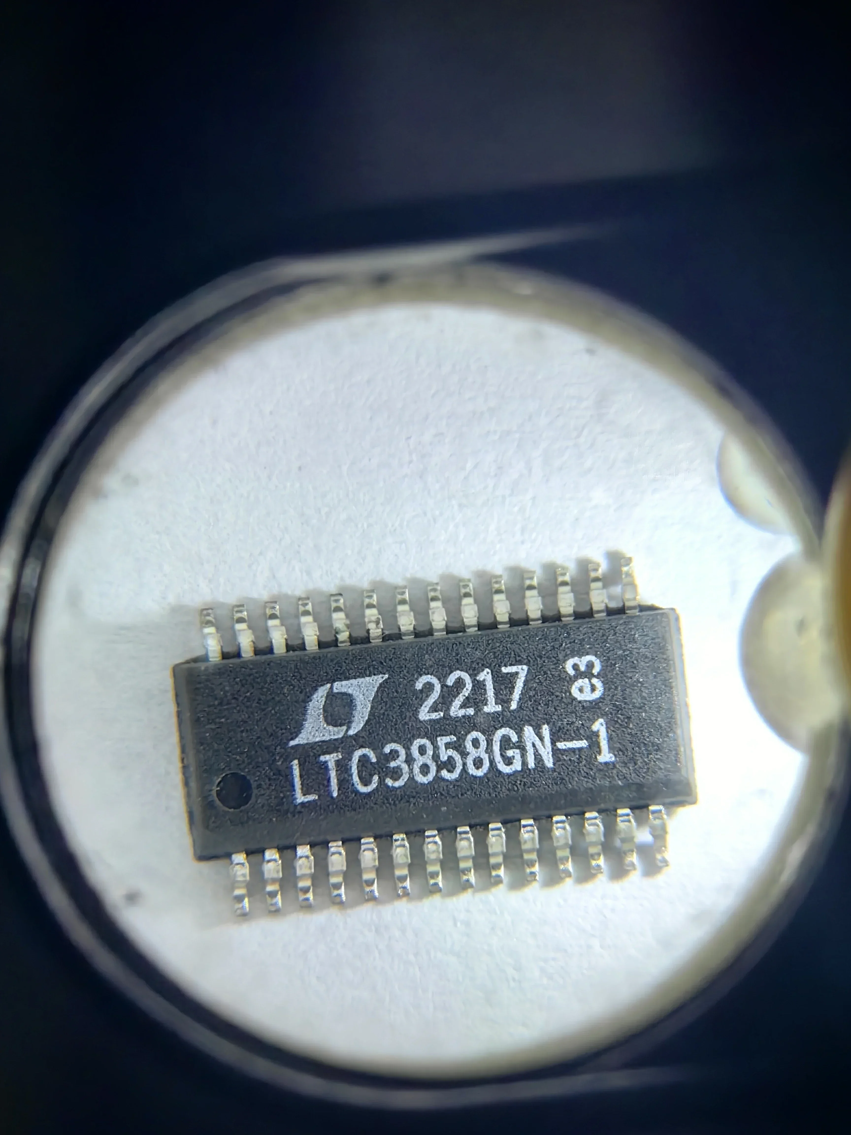 LTC3858 LTC3858EGN-1 LTC3858IGN-1 LTC3858EUFD-1 LTC3858IUFD-1 - Low IQ, Dual 2-Phase Synchronous Step-Down Controller